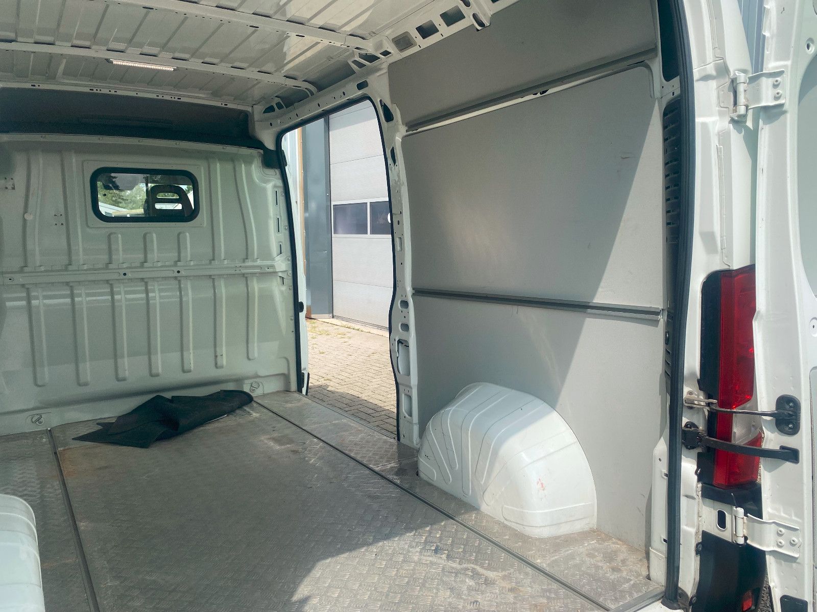 Fahrzeugabbildung Peugeot BoxerKastenHochraum330 L2H2 PremiumBlueHDi,AHK