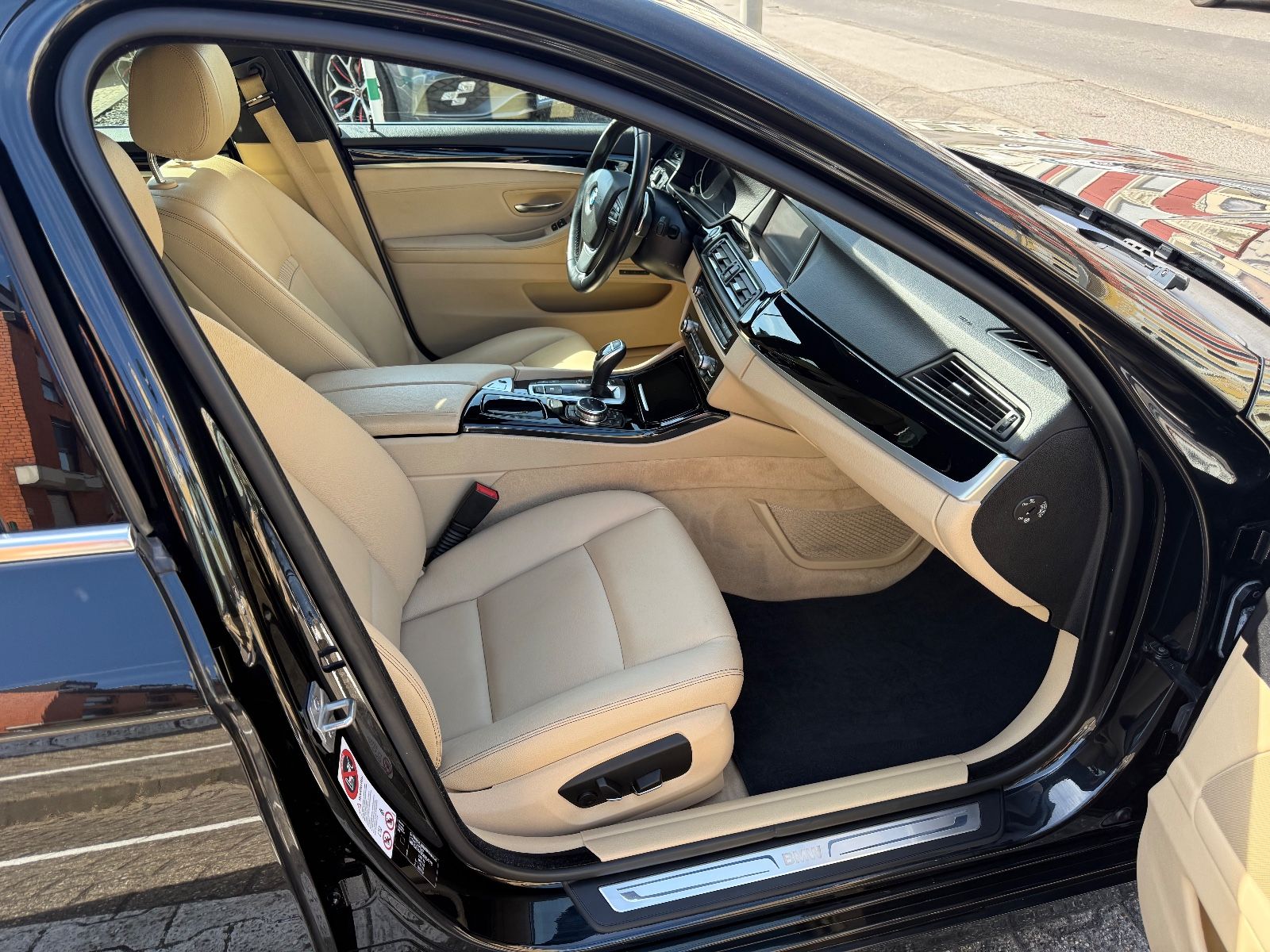 Fahrzeugabbildung BMW 535 i xDrive Luxury Line NAVI LED LEDER HEAD-UP