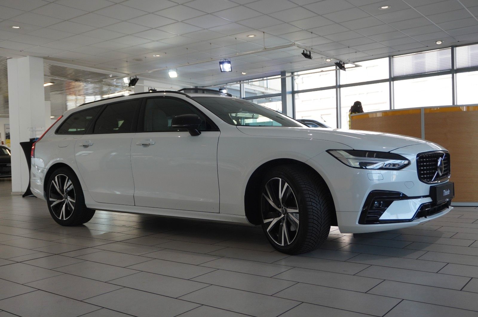 Fahrzeugabbildung Volvo V90 Kombi B4 PLUS DARK NAVI/LED/KAMERA/PANO./H&K