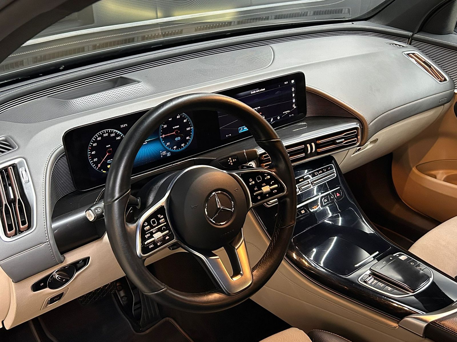 Fahrzeugabbildung Mercedes-Benz EQC 400 4M WIDES+MULTIB+HEAD+ACC+SHZ+AHK+WP+360+
