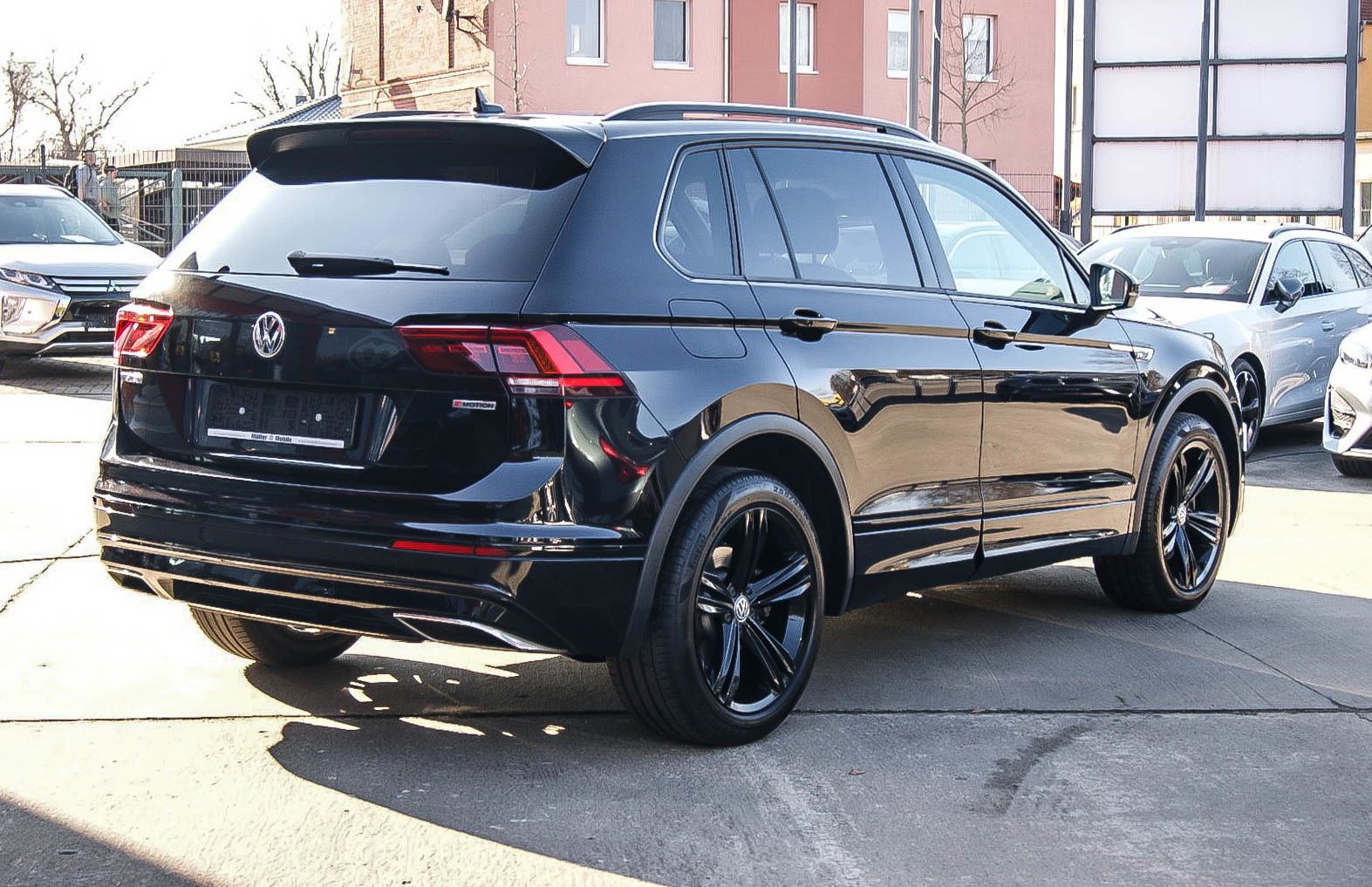 Fahrzeugabbildung Volkswagen Tiguan 2.0TDI 4Motion DSG R-LINE Black Style 19'