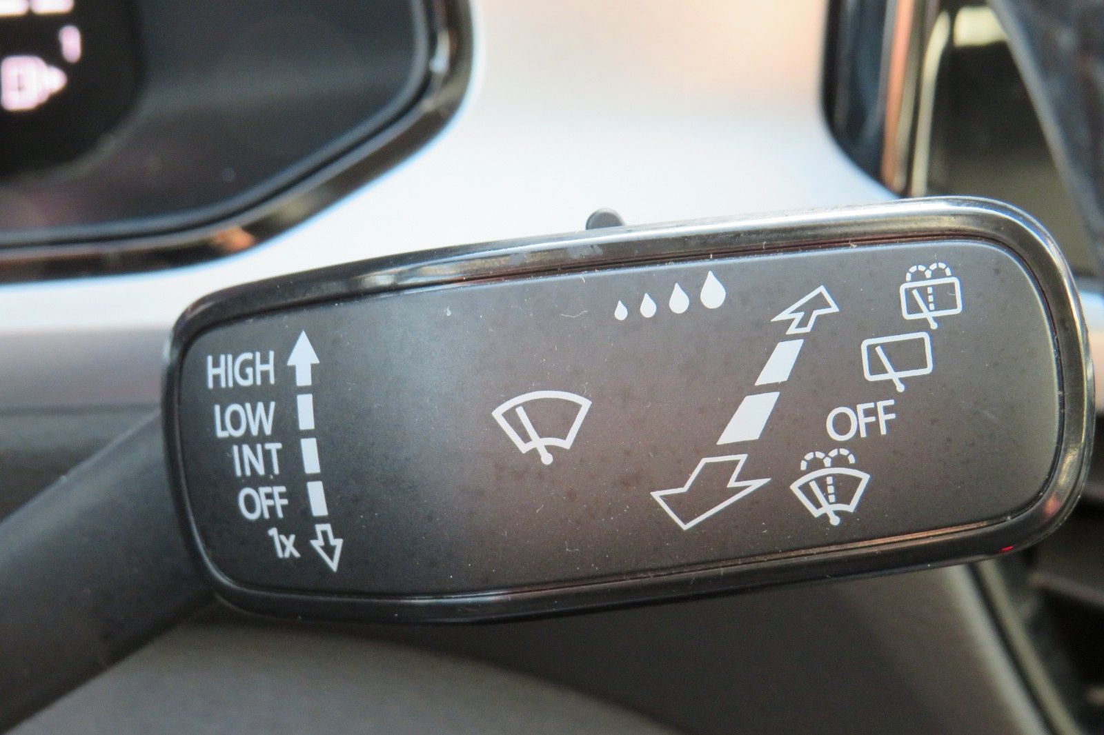 Fahrzeugabbildung Volkswagen T-Roc Life DSG AHK NAVI SITZH. APP-CON. LED 1Hd