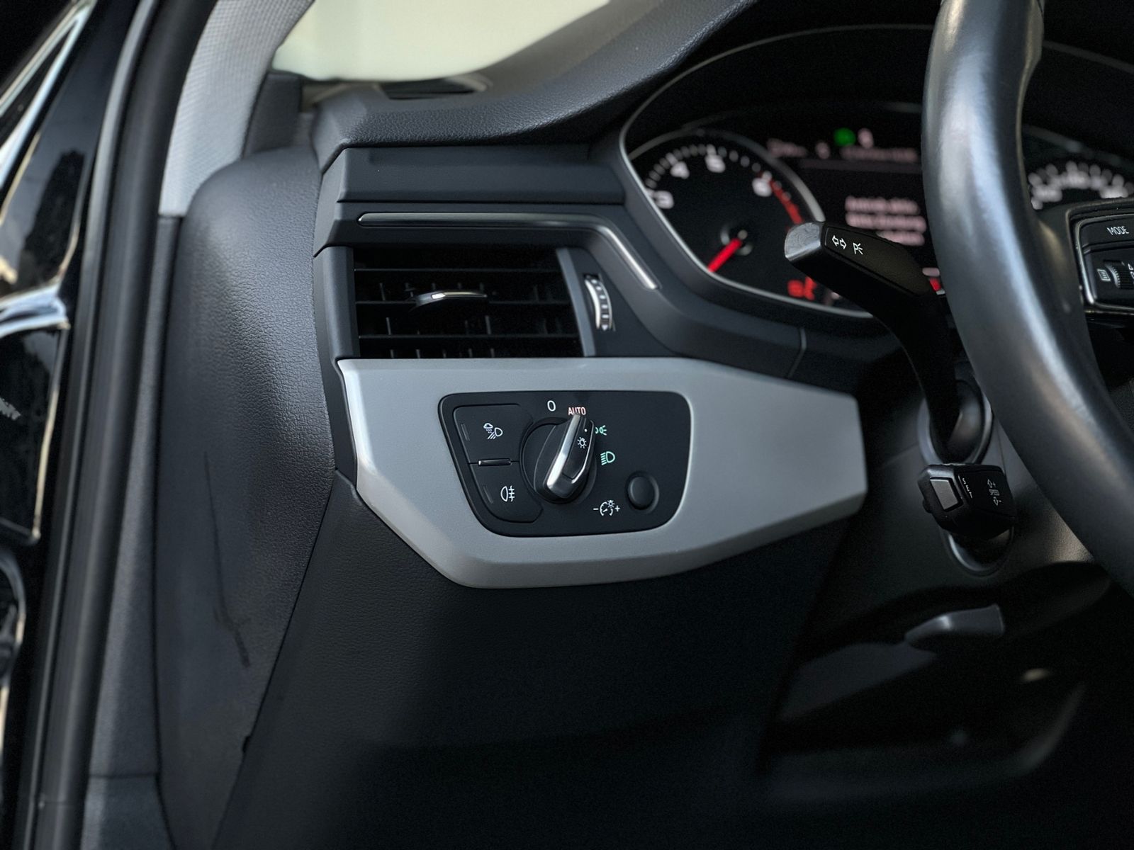 Fahrzeugabbildung Audi A4 Avant 40 TFSI S Line AHK SHZ NAVI KLIMA