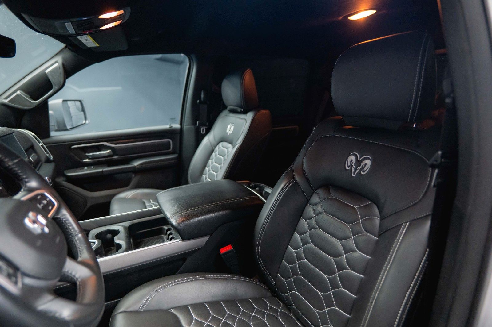 Fahrzeugabbildung Dodge RAM 5.7 V8 HEMI 4x4 LPG Offroad Night-Paket