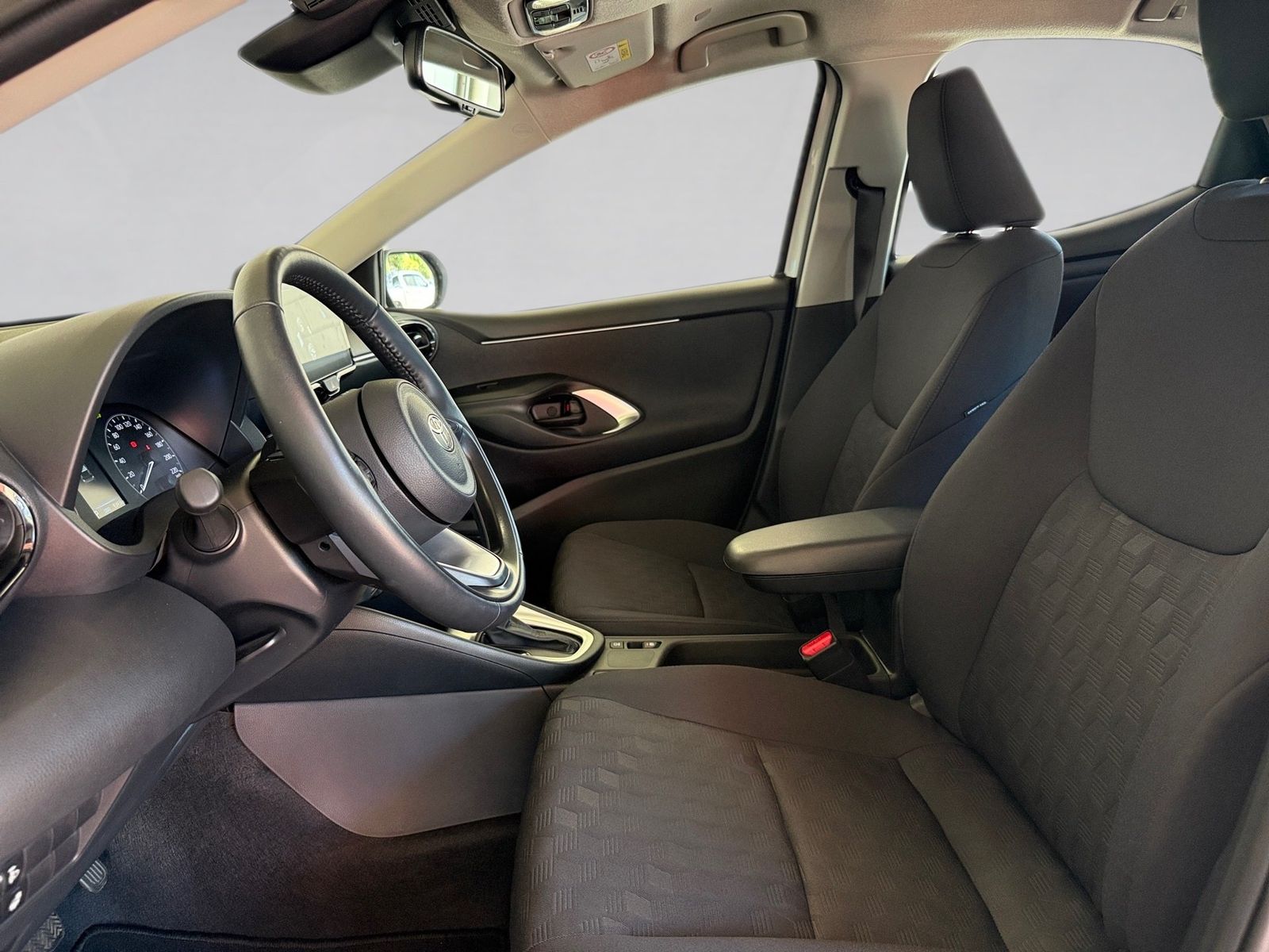 Fahrzeugabbildung Toyota Yaris 1.5 Business Edition KlimaA,Navi,SHZ,ACC
