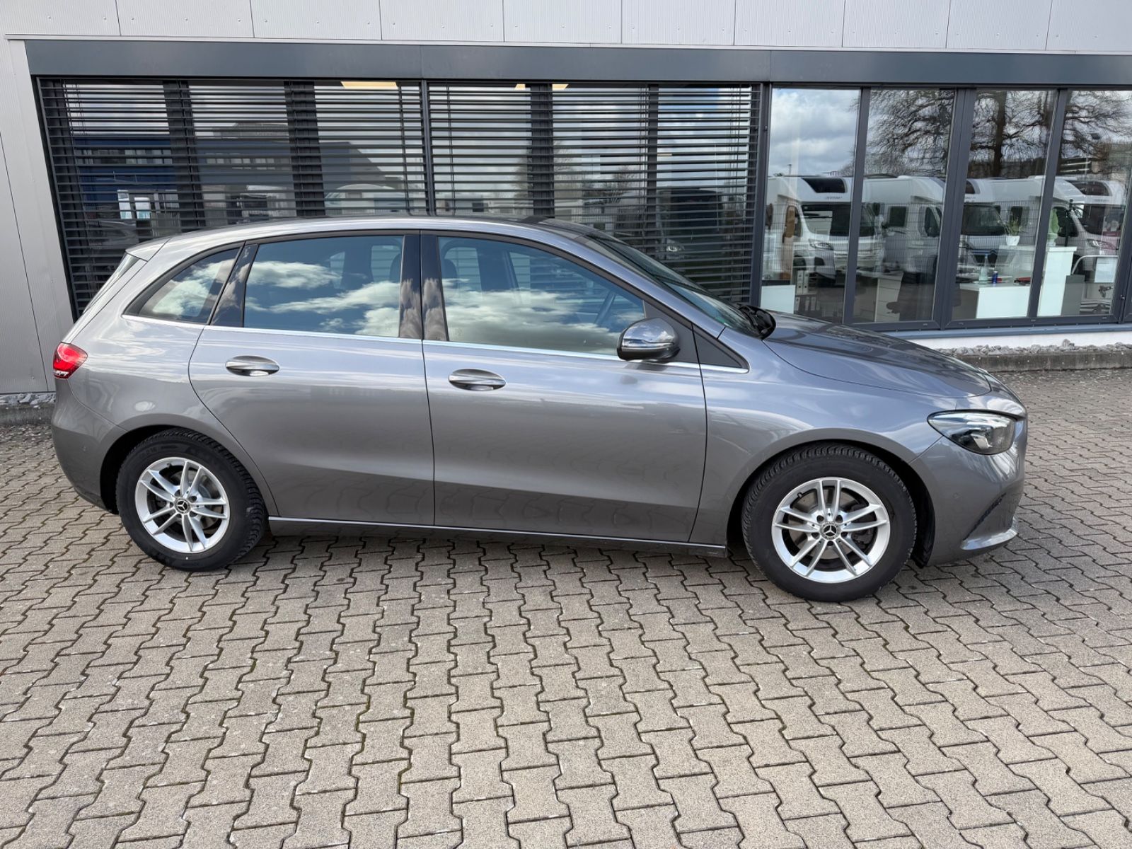 Fahrzeugabbildung Mercedes-Benz B 180 Business Paket