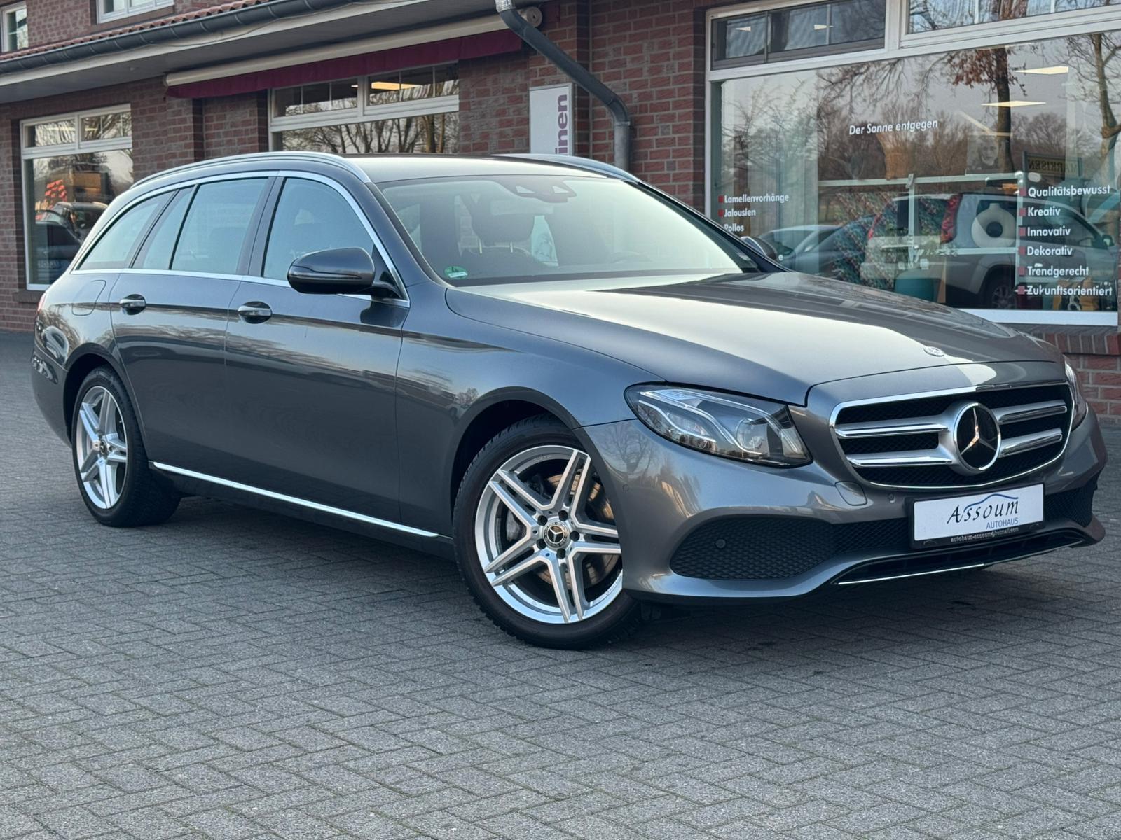 Mercedes-Benz E 220d 4Matic/Distro.LED/Comand/Ambie.Kamera/AHK