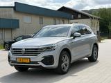 Volkswagen Touareg 3.0 V6 TDI 170kW 4MOT Tiptr. R-Line ... - Volkswagen Touareg mit Diesel-Antrieb: Silber, mit Apple Carplay