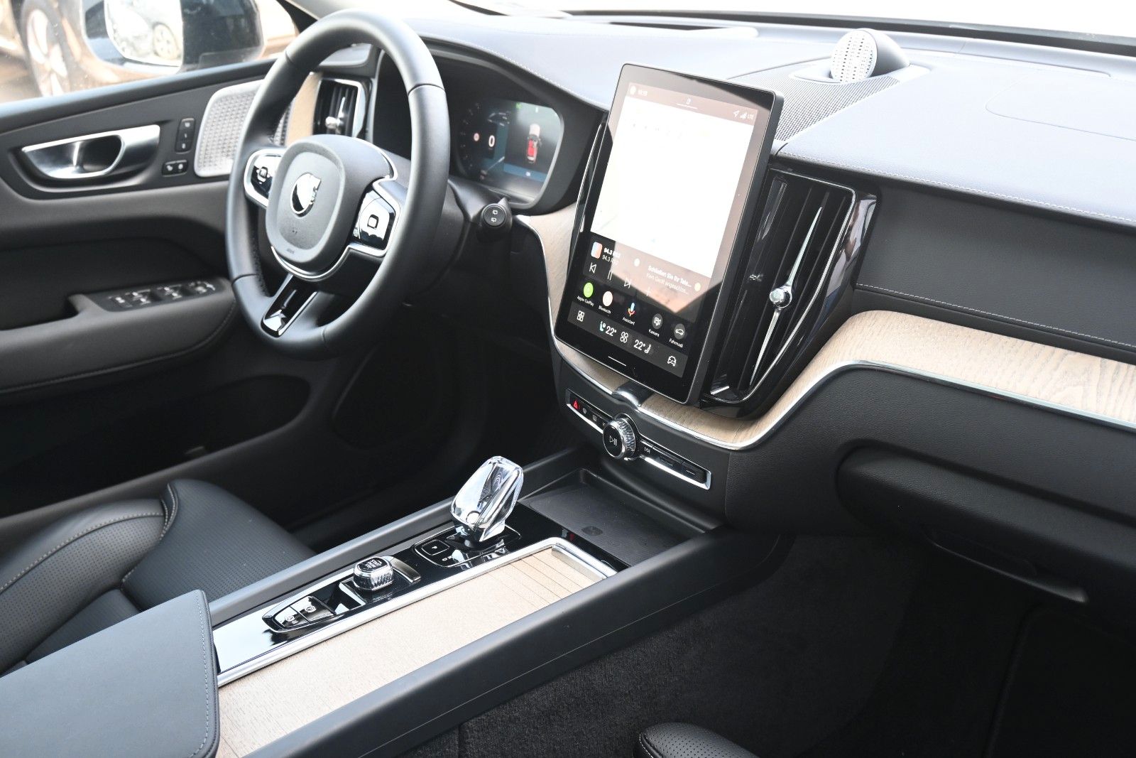 Fahrzeugabbildung Volvo XC60 T8 RC AWD Ultra Dark**360*LUFT*B&W*FACELIFT