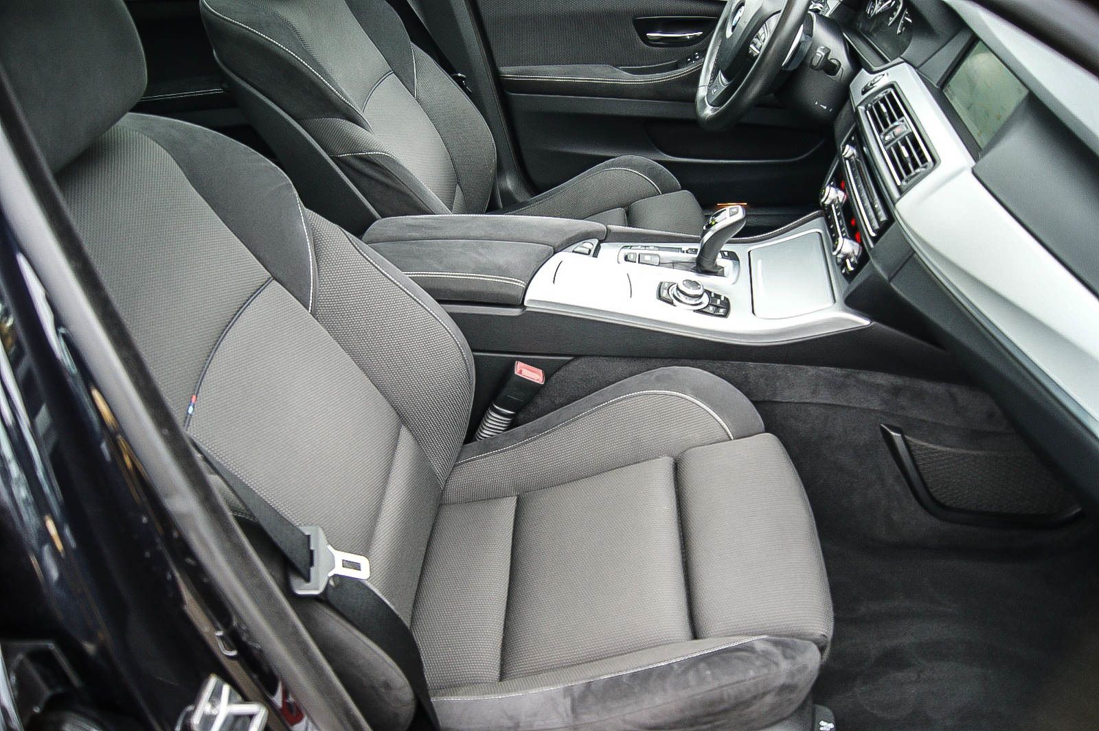 Fahrzeugabbildung BMW 525 d xDrive M-Sport SPORTPAKET SCHIEBEDACH STHZ