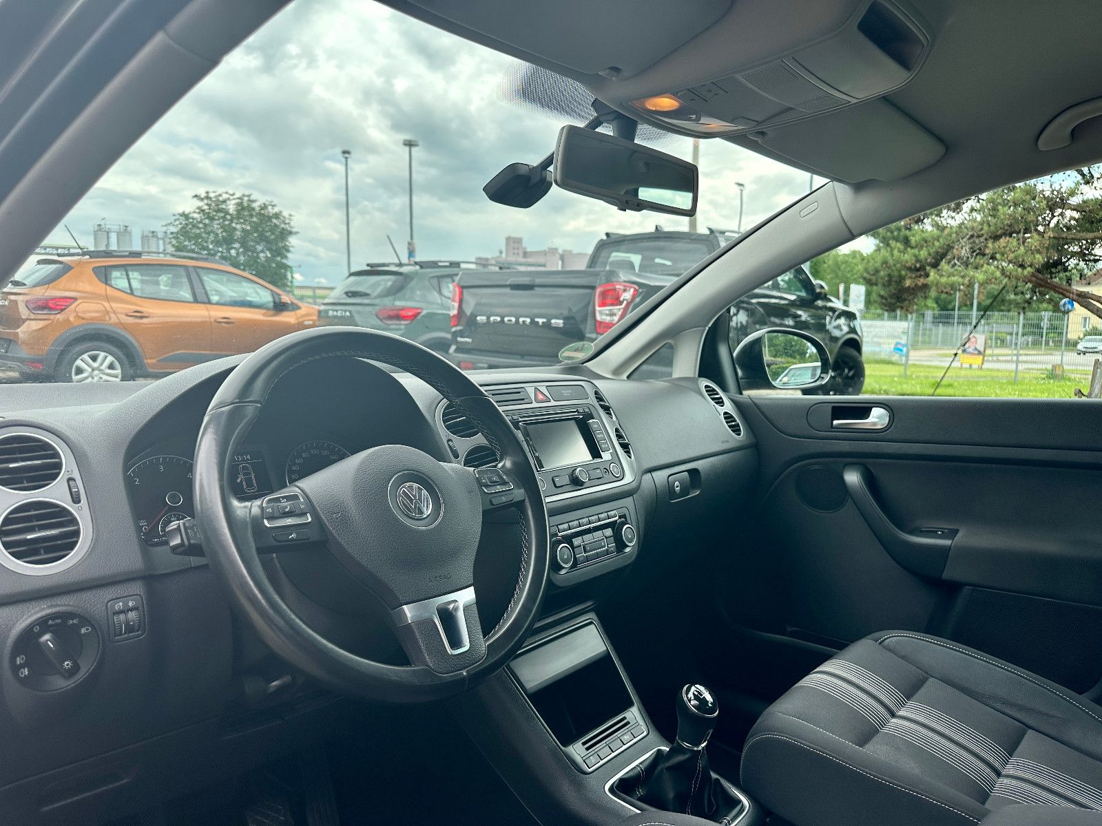 Fahrzeugabbildung Volkswagen Golf Plus 1.6 TDI NAVI+T.LEDER+PDC+AHK-TÜV-NEU