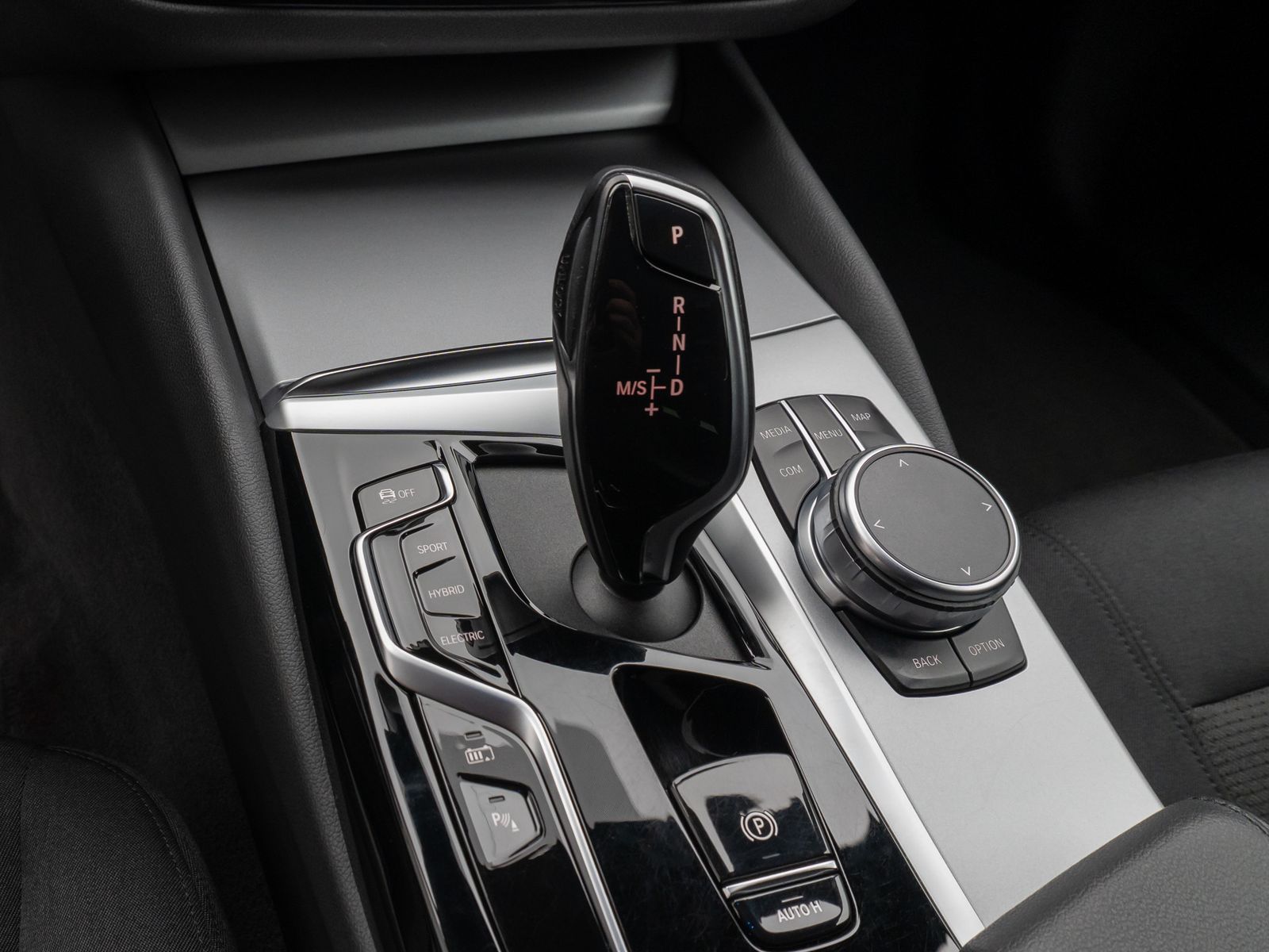 Fahrzeugabbildung BMW 530e xD HUD DAB CockPitPro PDC Komfort Alarm LED