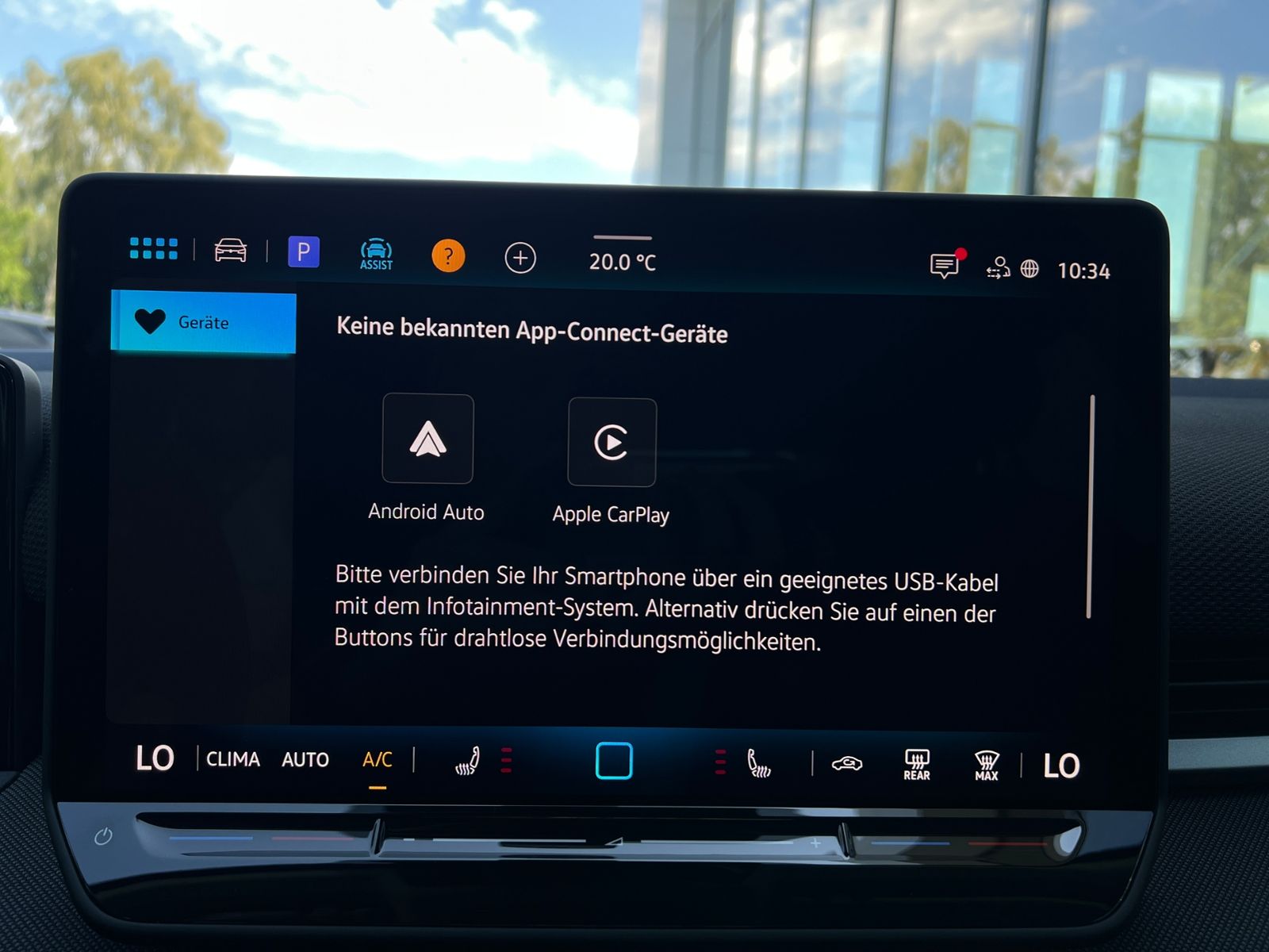 Fahrzeugabbildung Volkswagen T-Roc  Life 1.5 eTSI DSG *AHK, Ganzjahresreifen,