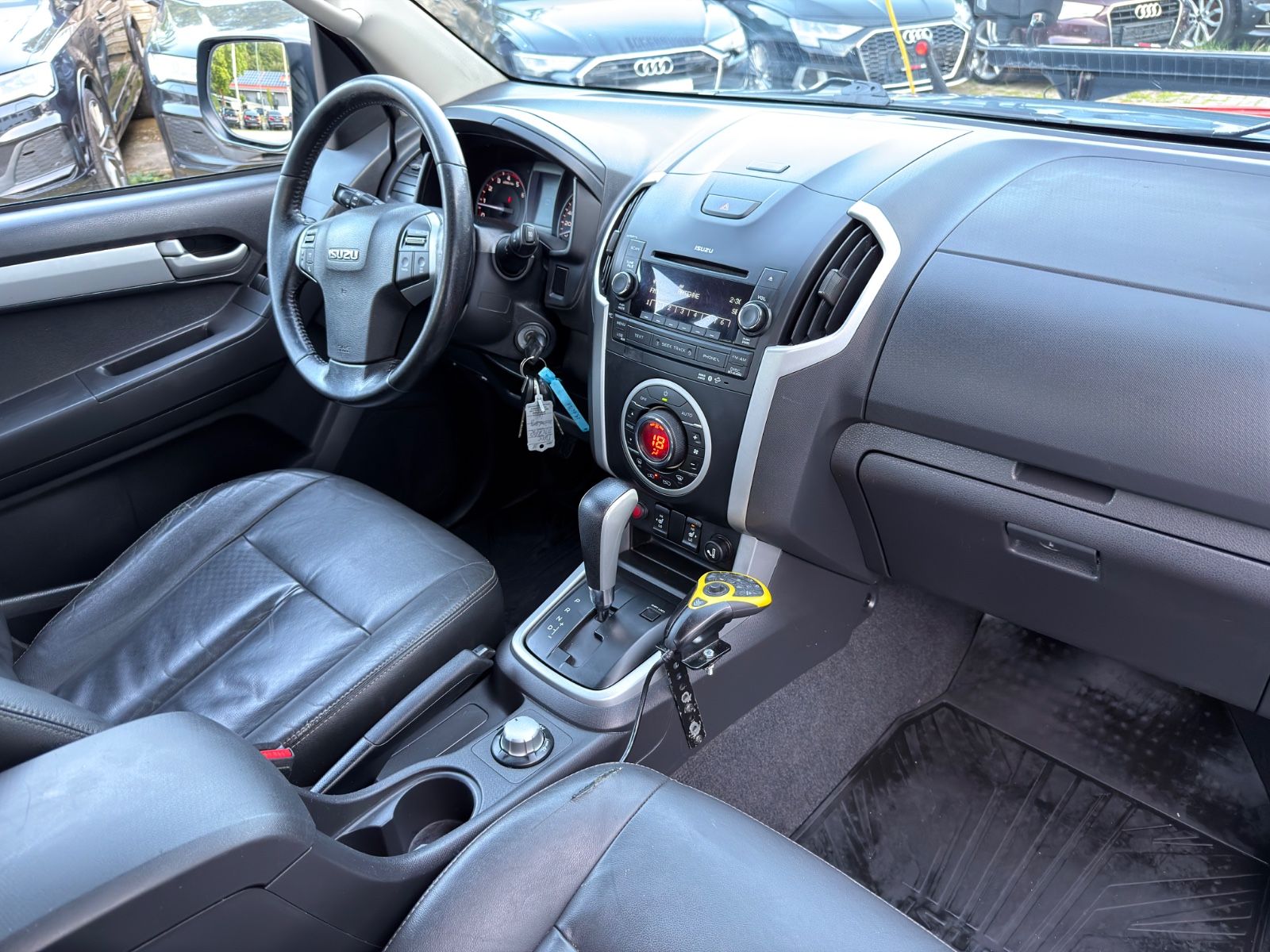 Fahrzeugabbildung Isuzu D-Max Double Cab 4WD Premium|SCHNEEPFLUG|AUTOMAT