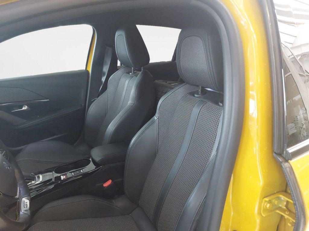 Fahrzeugabbildung Peugeot 208 PureTech Allure 130 EAT8 GTline