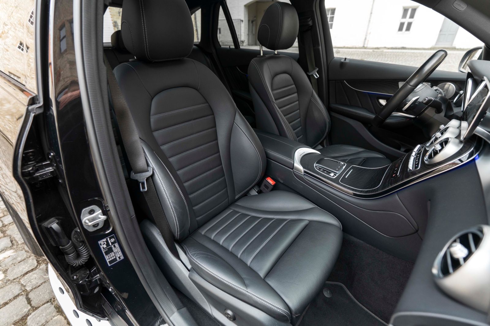 Fahrzeugabbildung Mercedes-Benz GLC 300d e 4Matic AMG BURMESTER 360° PANO M+S