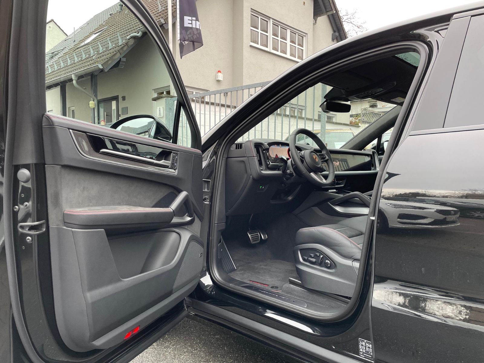 Fahrzeugabbildung Porsche Cayenne GTS Coupé |HUD|Matrix|ACC|AHK|Carbon|22"