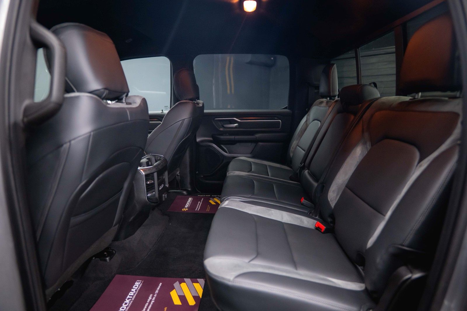 Fahrzeugabbildung Dodge RAM 5.7 V8 HEMI 4x4 OFFROAD Night-Paket *LED*19%