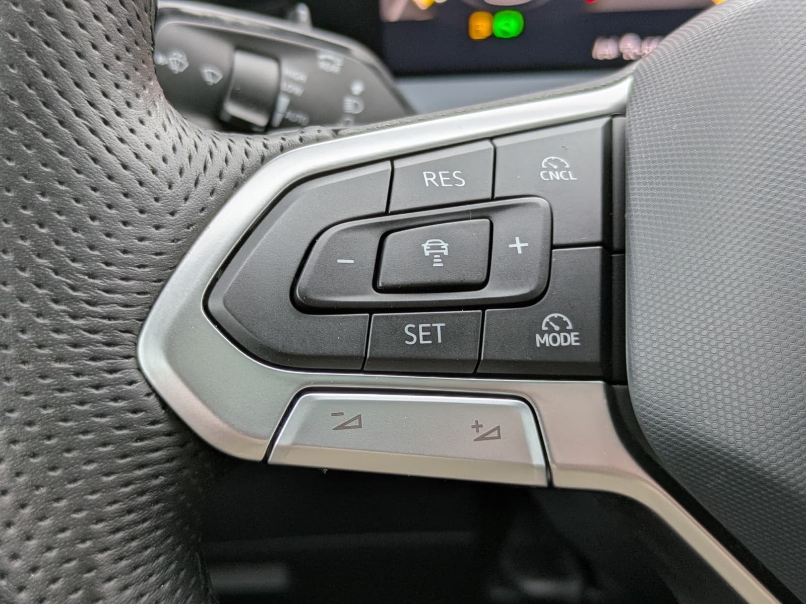 Fahrzeugabbildung Volkswagen Tayron 2.0 TDI 4M R-Line 7Si*MATRIX*AHK*PANO*HUD