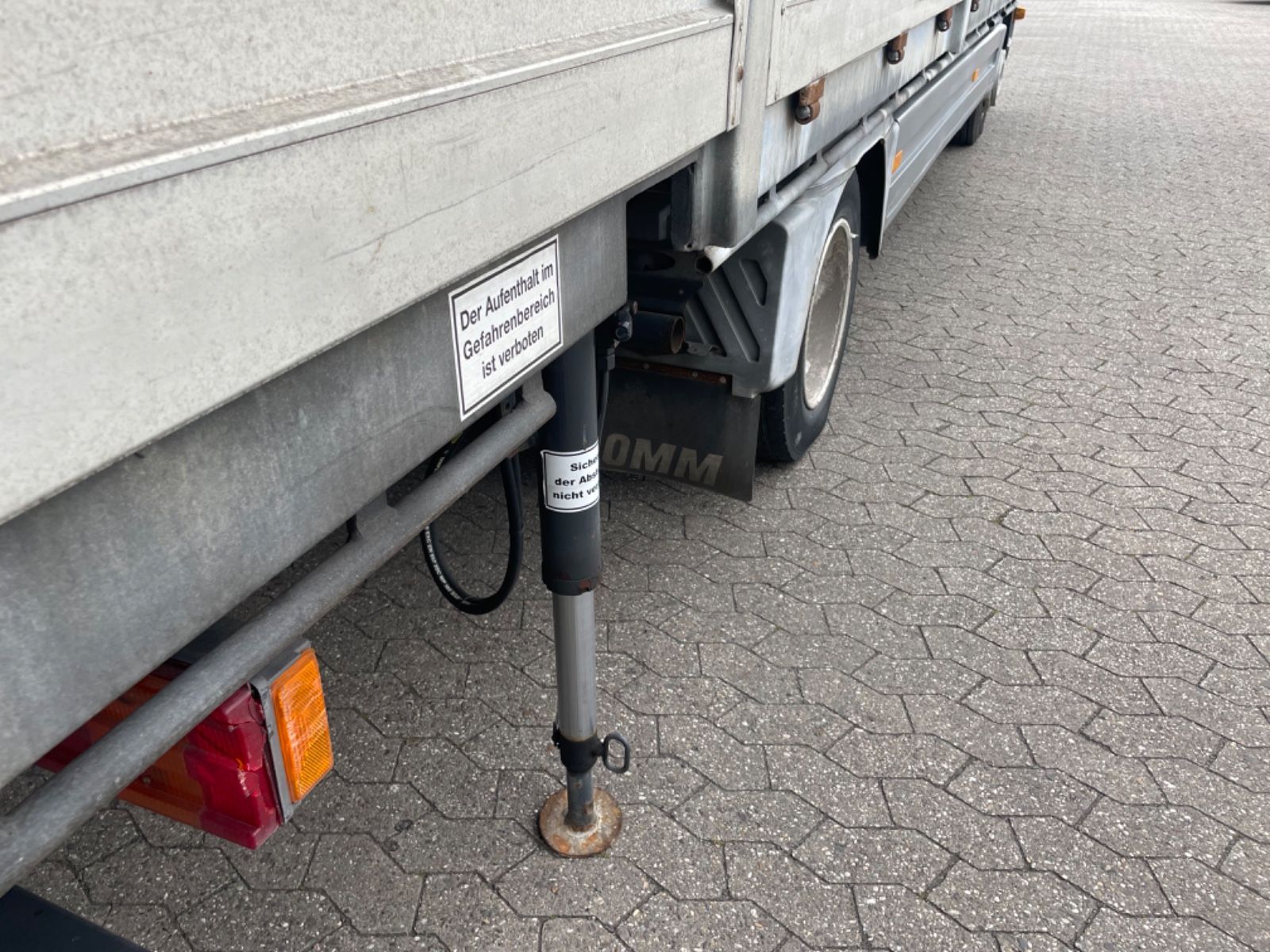 Fahrzeugabbildung Mercedes-Benz Atego 822 Pritsche Plane KRAN PALFINGER 3,3T