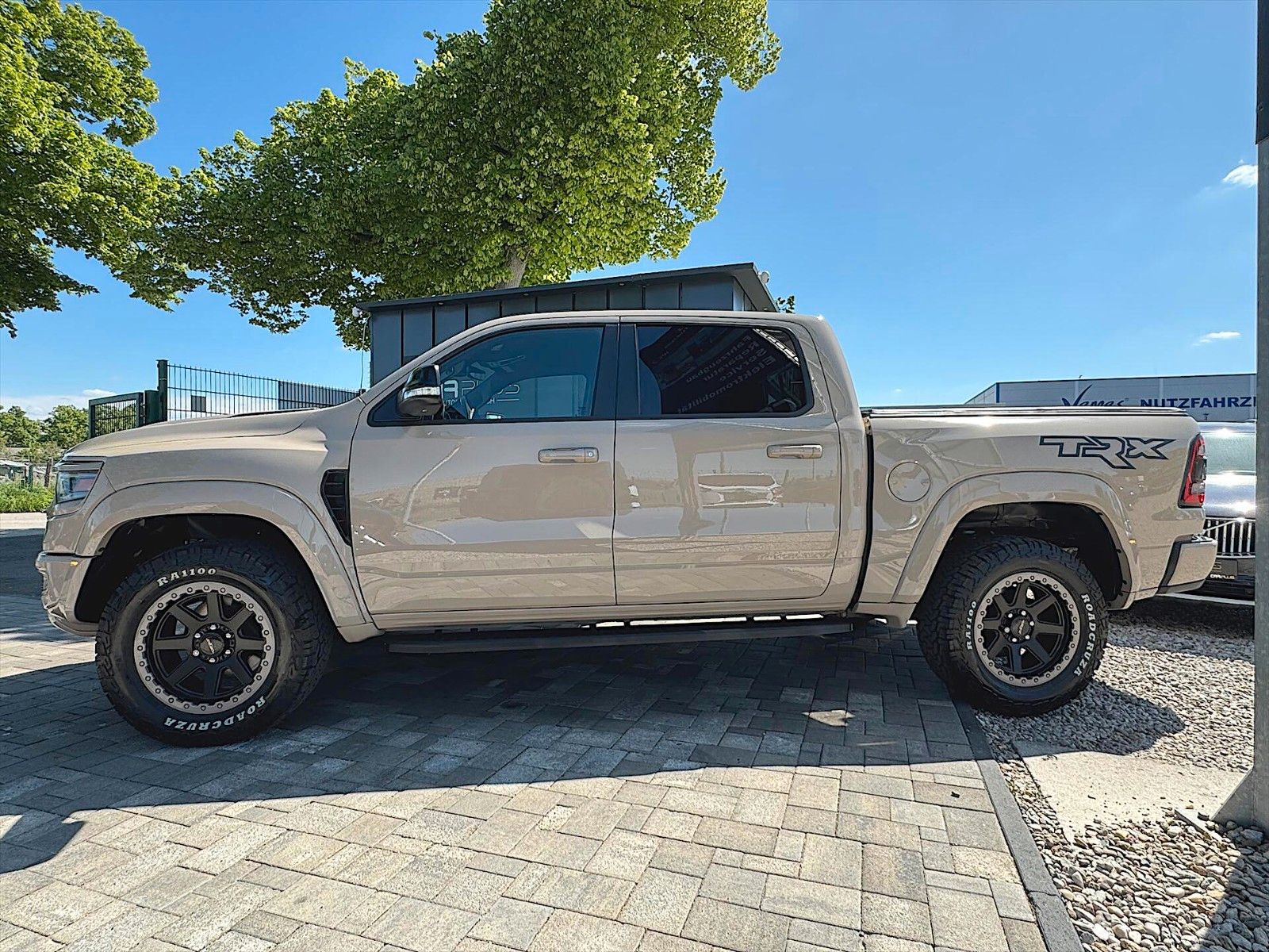 Fahrzeugabbildung Dodge RAM 5.7 V8 HEMI TRX Style OFFROAD 4x4 12Zoll LED