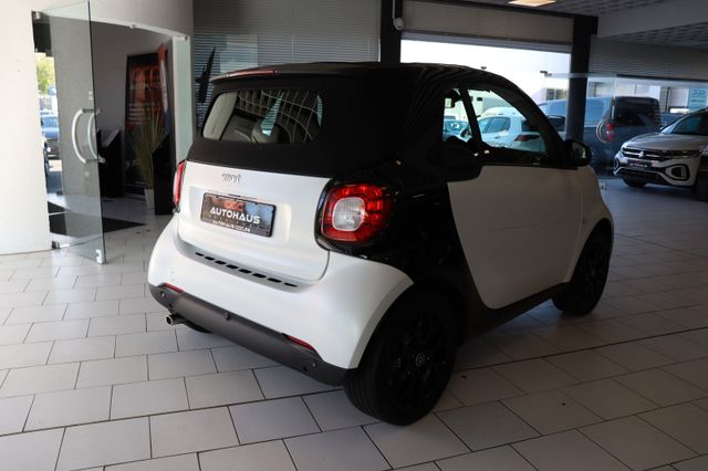 Fahrzeugabbildung Smart ForTwo Cabrio|AUT.|NAVI|LEDER|SHZ|JBL|LED