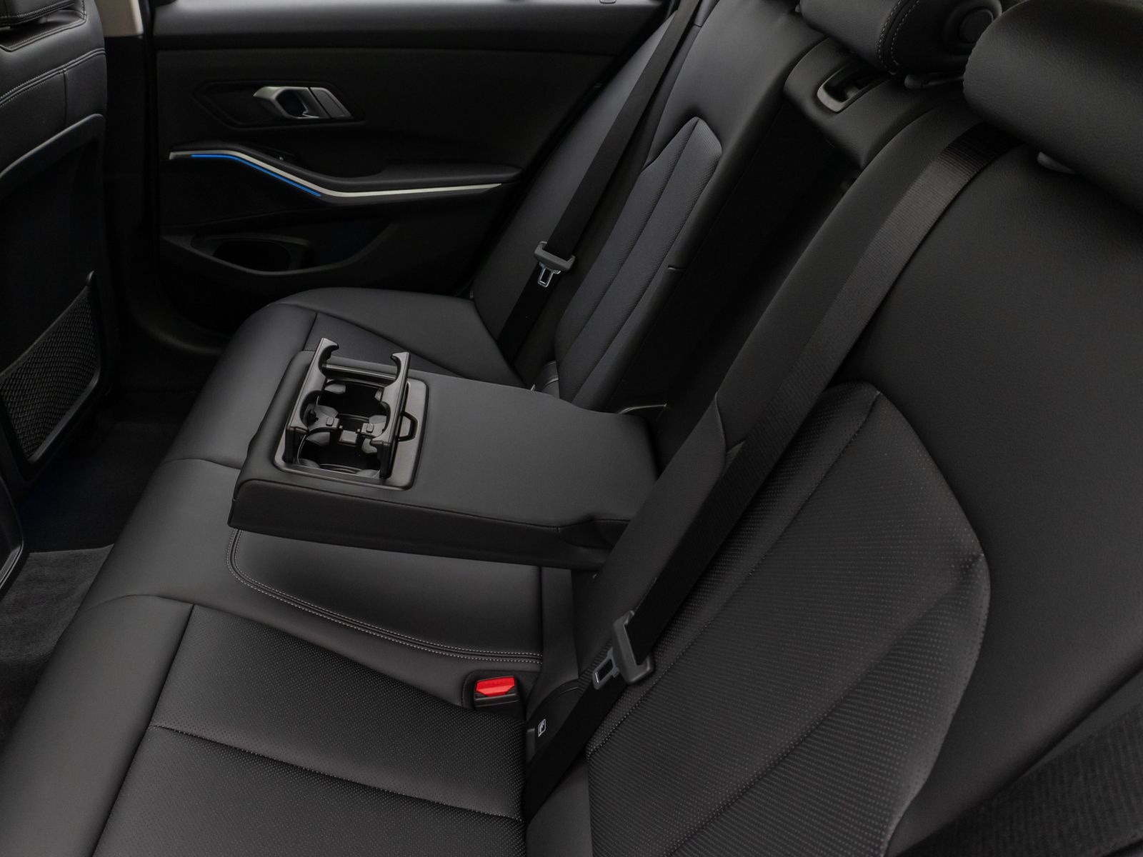 Fahrzeugabbildung BMW 320e Sport Line Panorama DAB CockPitPr PDC Alarm