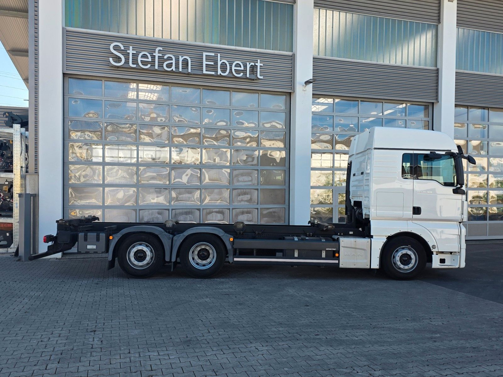 Fahrzeugabbildung MAN TGX 26.360 6x2-2 LL BDF Fahrschule 5 Sitze AHK
