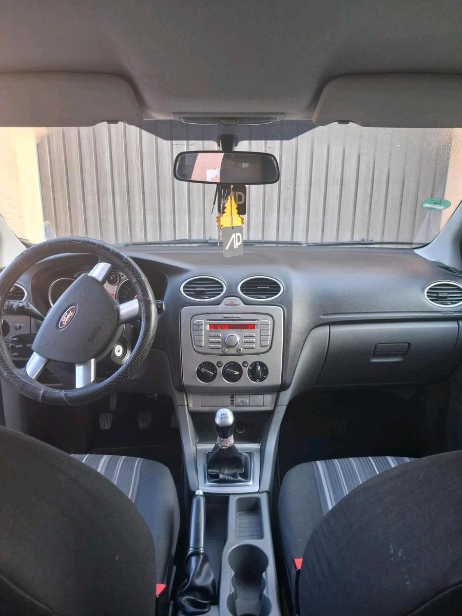 Ford Focus 2009 — interior