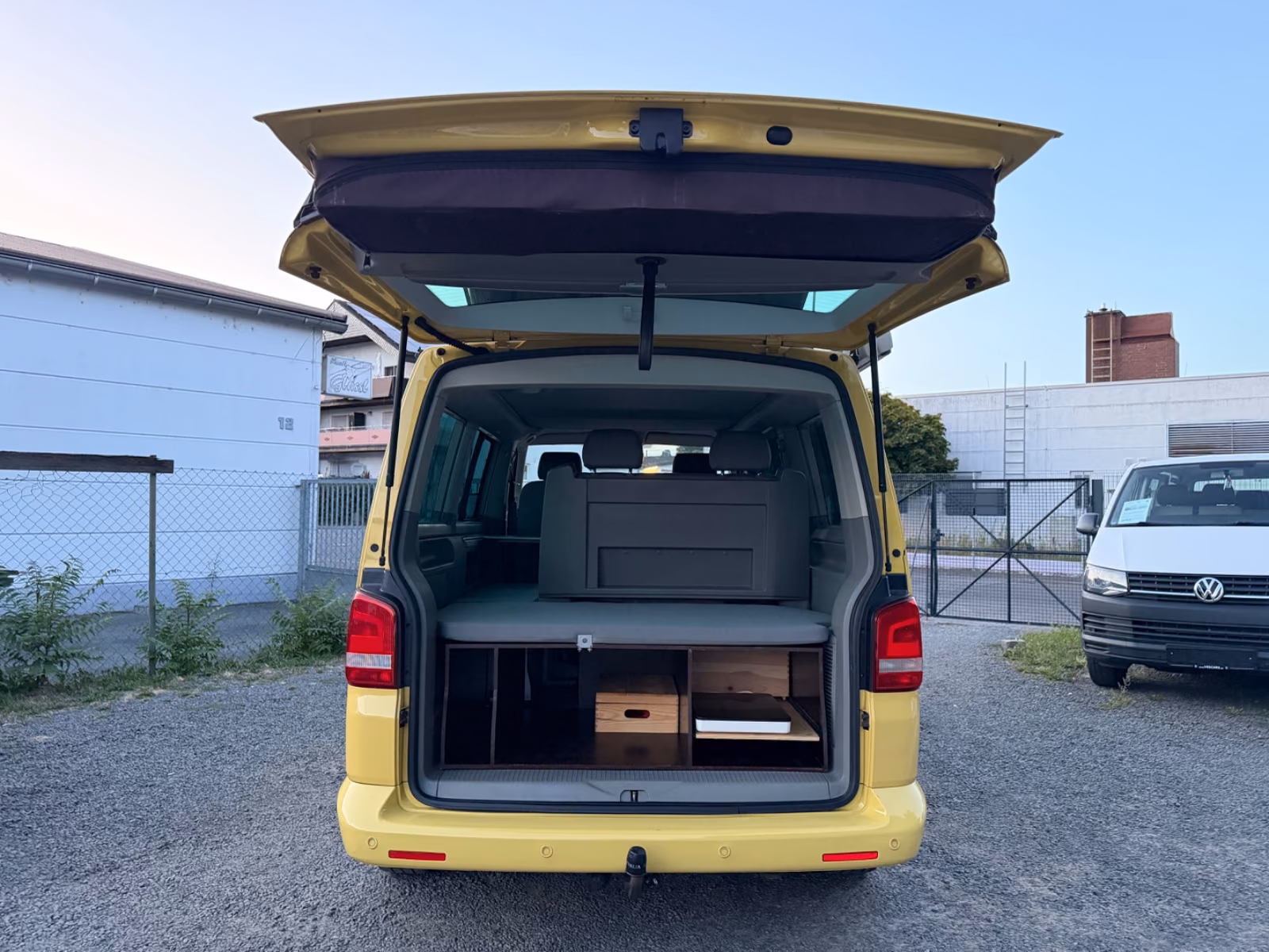 Volkswagen T5 California Beach 2.0 TDI 140 ch BVM / 1ère main / Toit relevable / Mini-cuisine / Chauffage auxiliaire