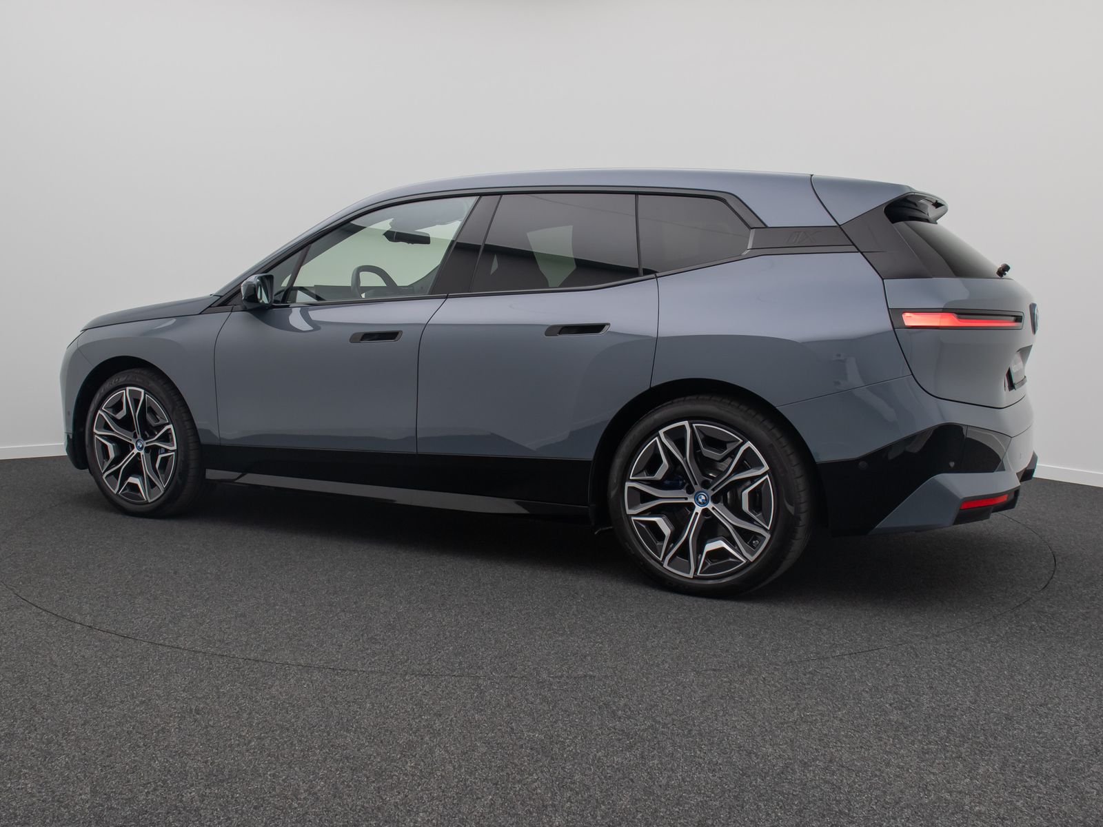 Fahrzeugabbildung BMW iX xD50 360°Laser B&W SoftC SkyLounge DAB 22Zoll