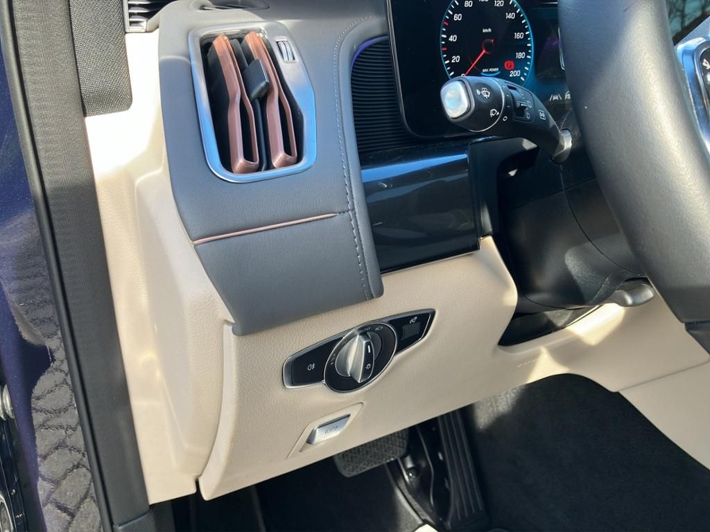 Fahrzeugabbildung Mercedes-Benz EQC 400 4MATIC SD*AHK*HUD*KeyLess*ParkAss*360°