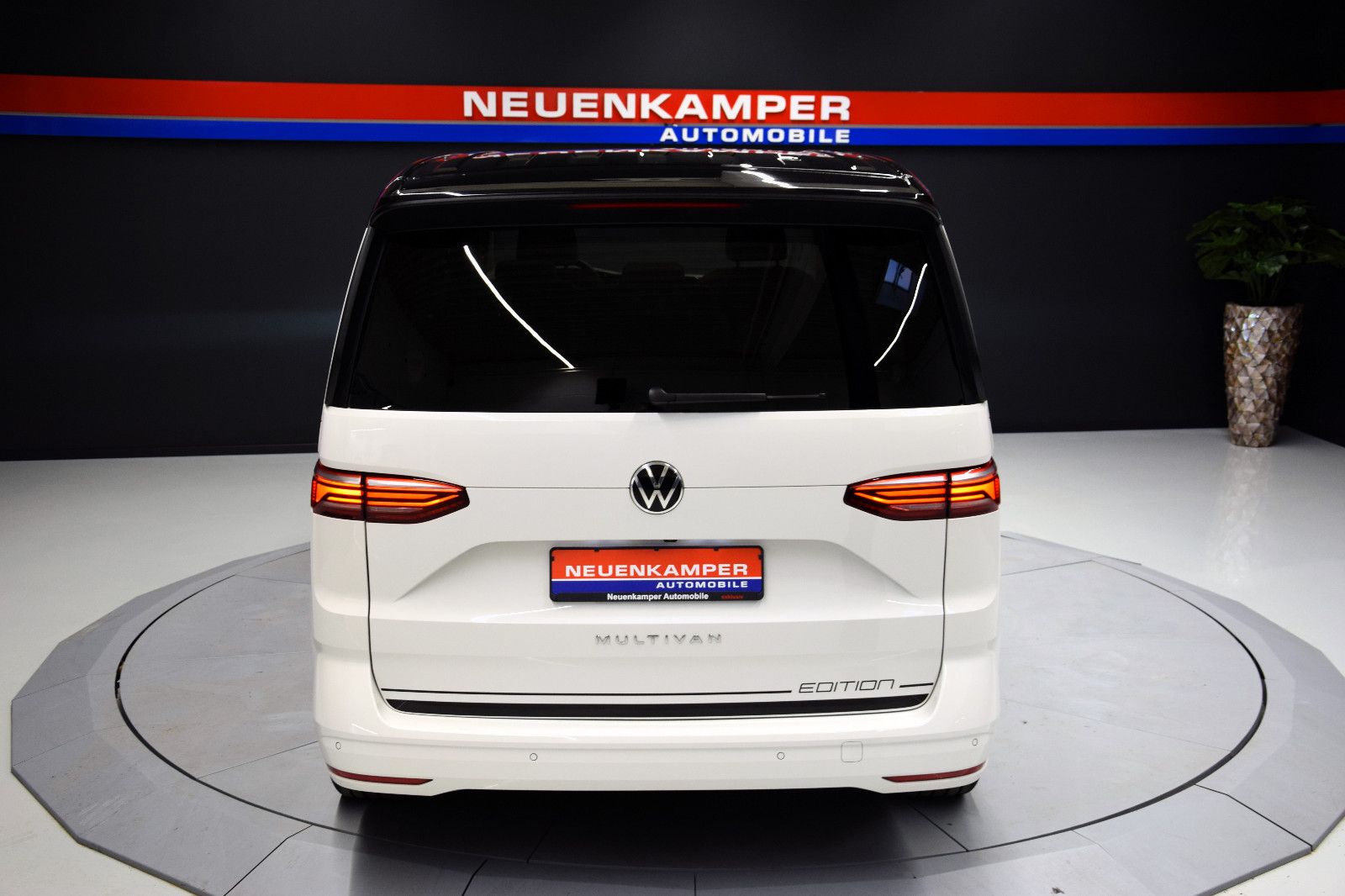 Fahrzeugabbildung Volkswagen T7 Multivan 7Sz Edition Pano EasyOpen Matrix ACC