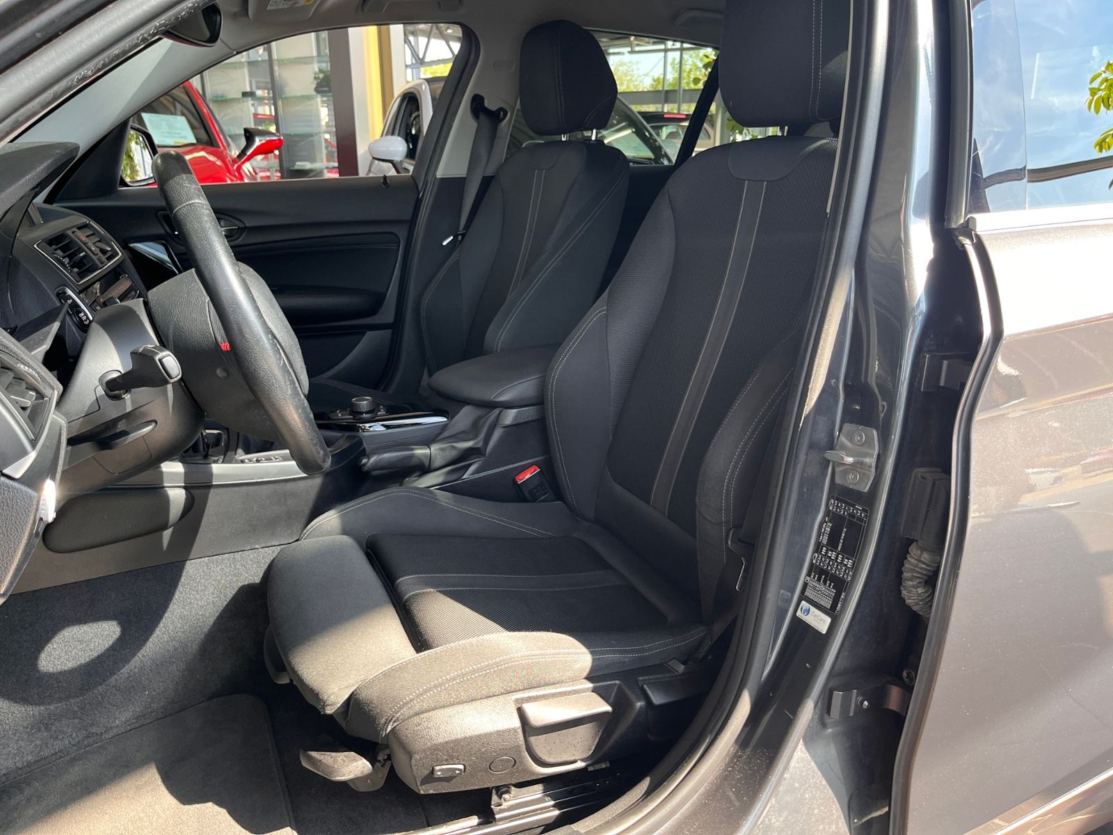 Fahrzeugabbildung BMW 118 i Sport Line KLIMA LED SHZ PDC 17"
