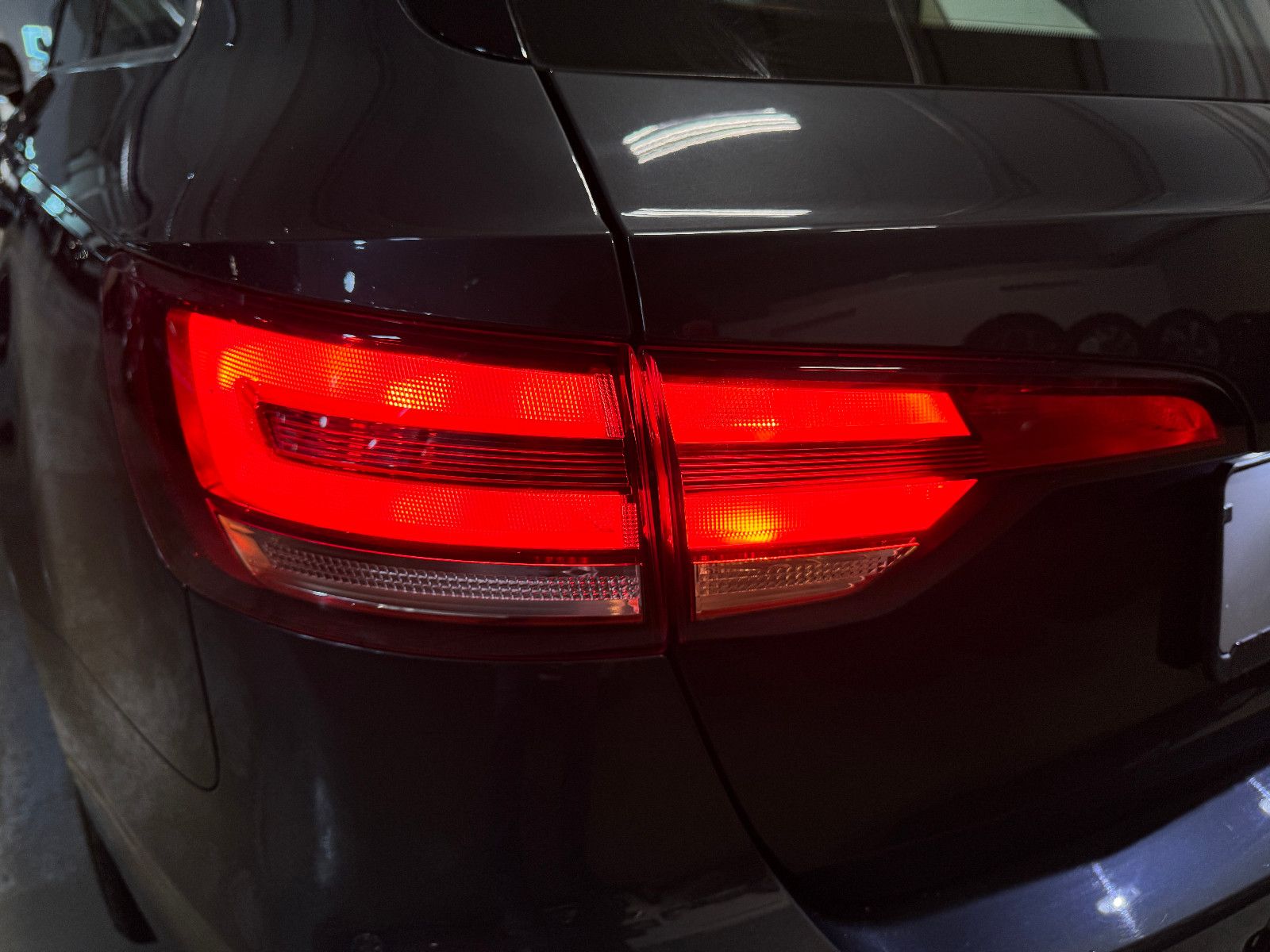 Fahrzeugabbildung Audi A4 Avant DESIGN S-TRONIC PANO STHD AHK LEDER
