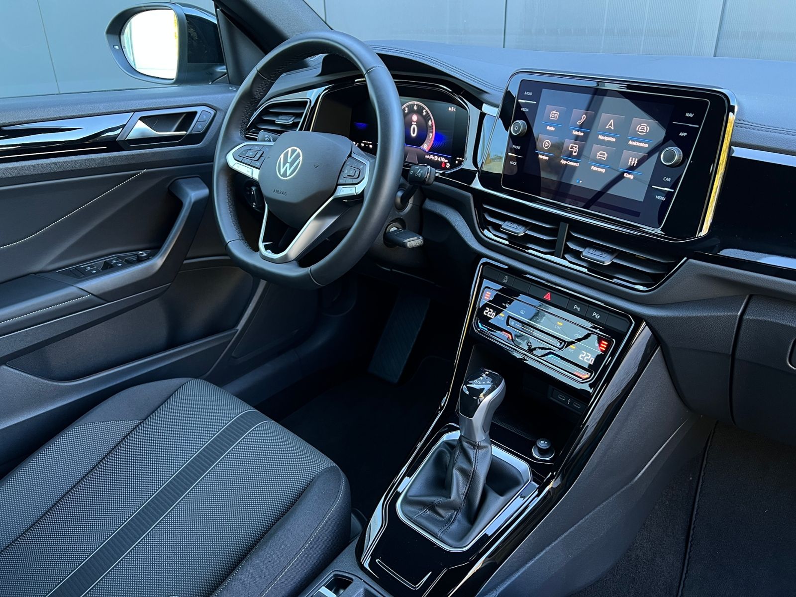 Fahrzeugabbildung Volkswagen T-Roc Cabriolet 1.5 TSI DSG *AHK, LED, Black Sty