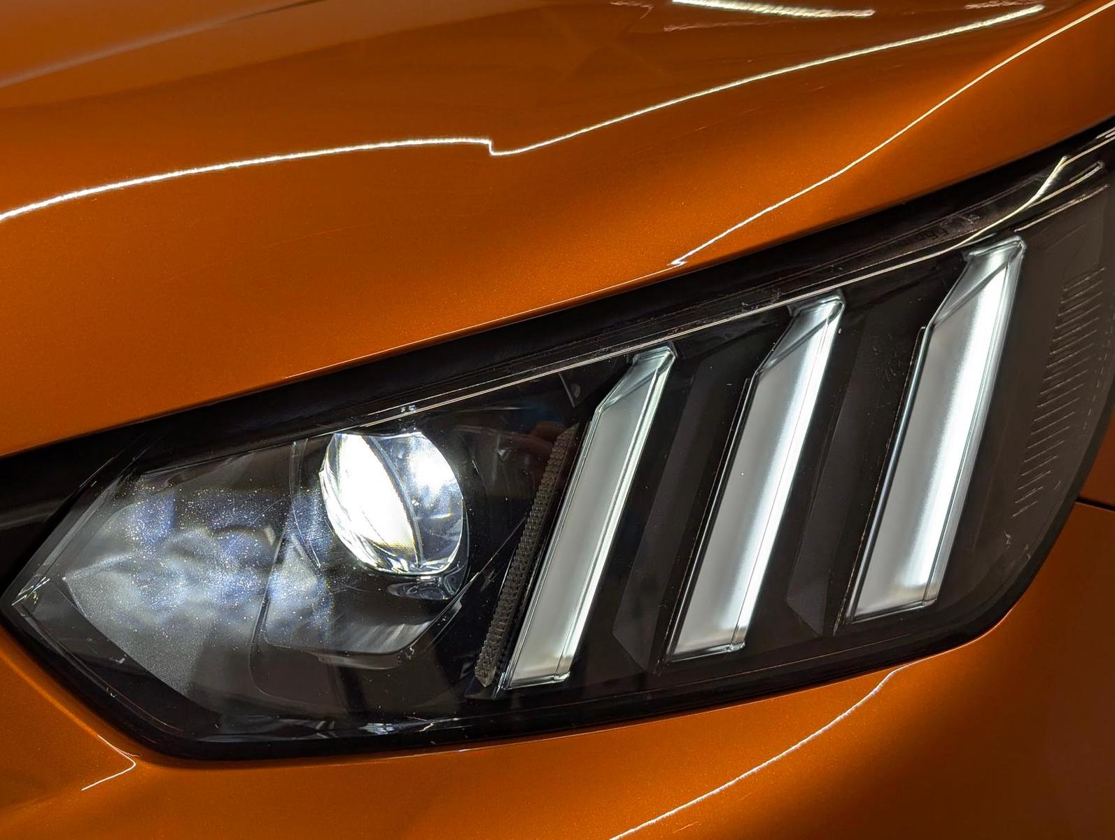 Peugeot 2008 GT LED/Navi/Focal/Pano/AHK/SHZ/Kam/ACC/18LM
