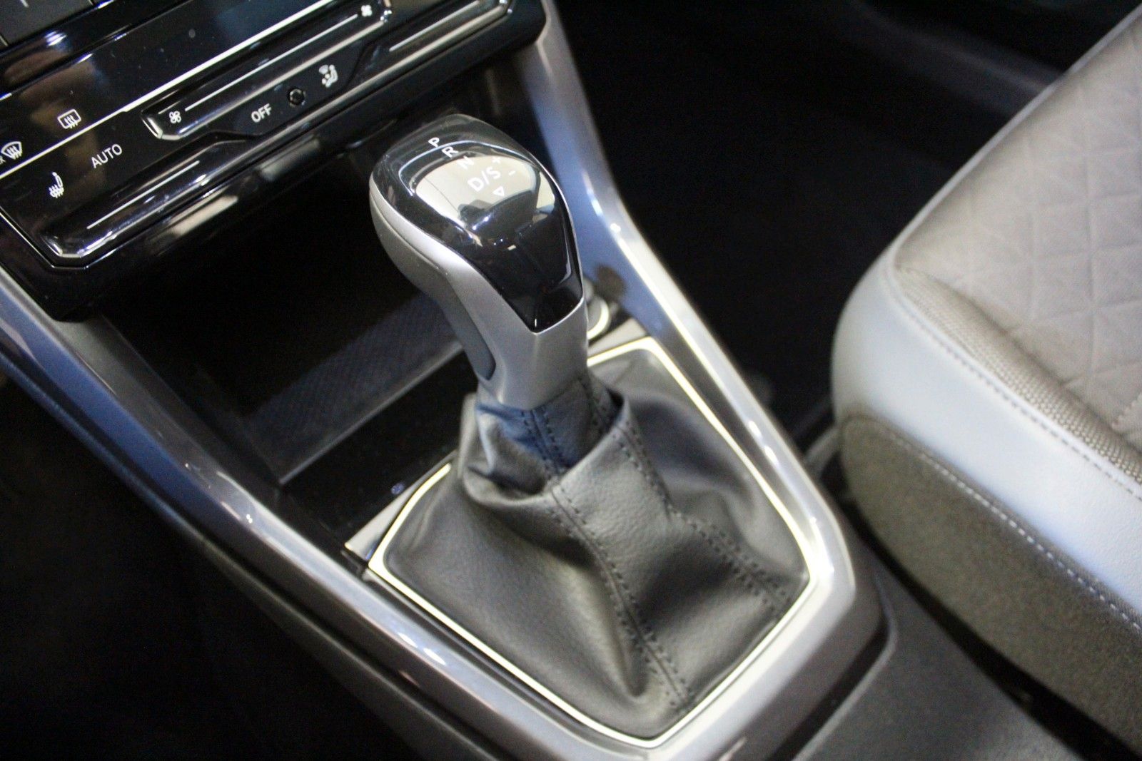 Fahrzeugabbildung Volkswagen T-Cross 1.0 TSI DSG *Sitzhzg*Kamera*AHK