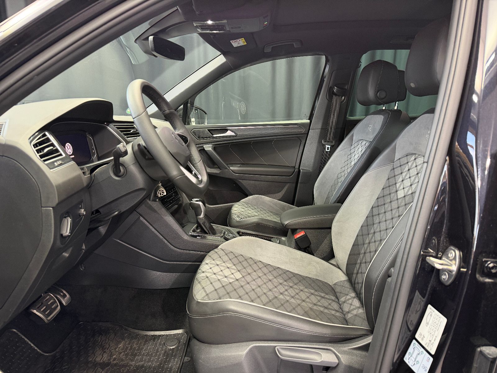 Fahrzeugabbildung Volkswagen Tiguan R-Line 4Motion|PANORAMA|360°-KAMERA|ACC