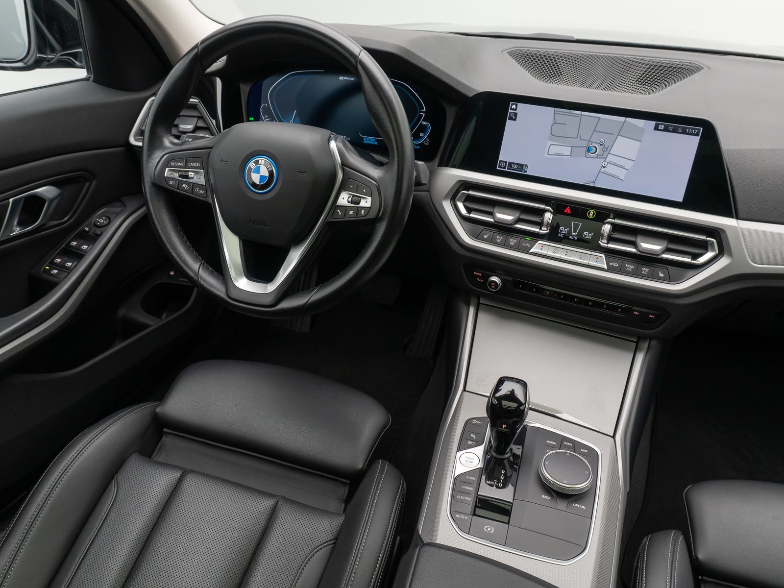 Fahrzeugabbildung BMW 330e xD ACC HUD Kamera DAB Alarm Panorama 19Zoll