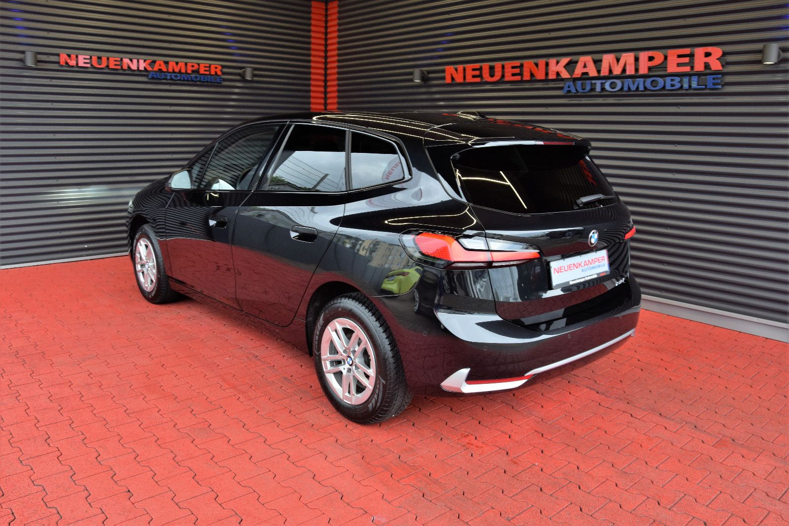Fahrzeugabbildung BMW 218i Active Tourer Luxury Line Pano LED 360° HuD