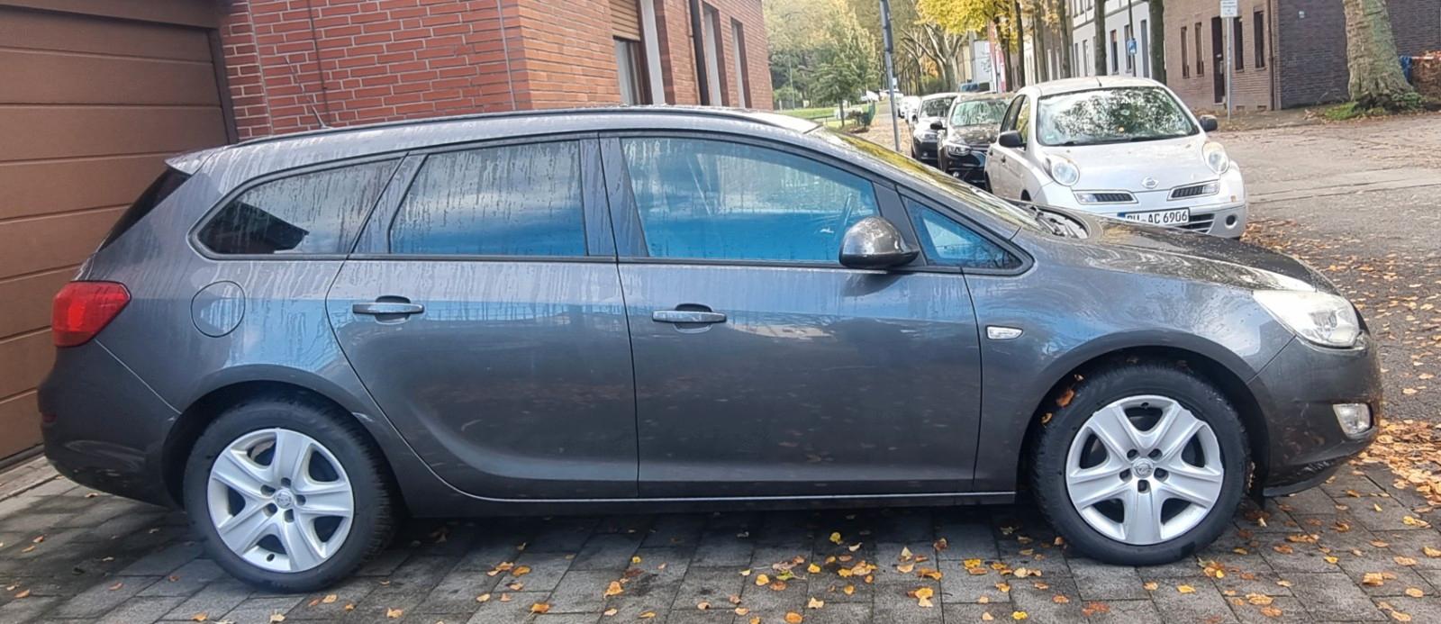 Opel Astra 2012 — photo 18