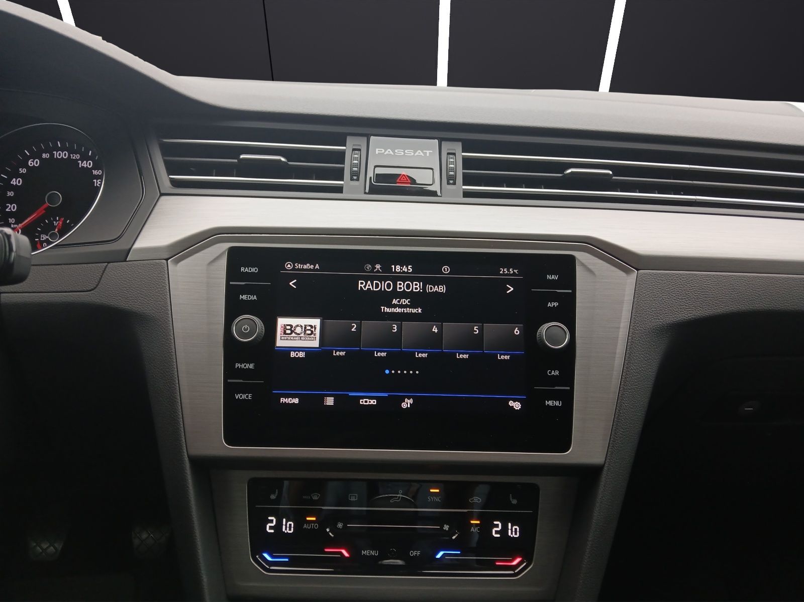 Fahrzeugabbildung Volkswagen Passat Variant TDI LED AHK Navi ACC RFK SH