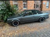 BMW 320 - BMW 320 aus 1988 mit Benzin-Antrieb: Cabrio