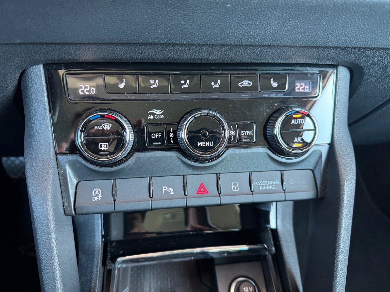 Fahrzeugabbildung SKODA Karoq 2.0l TDI DSG 4x4 STYLE