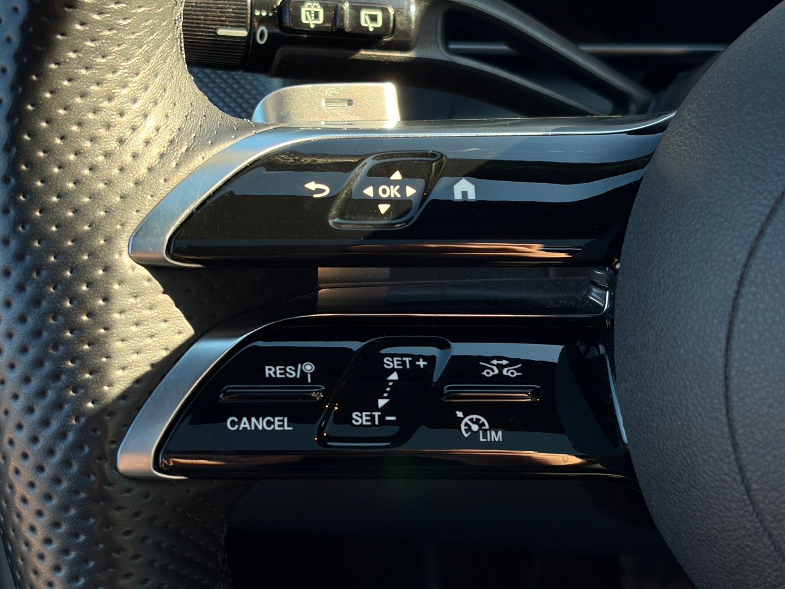 Fahrzeugabbildung Mercedes-Benz GLC 200 4M AMG + Pano Standhzg Burmester ACC AHK