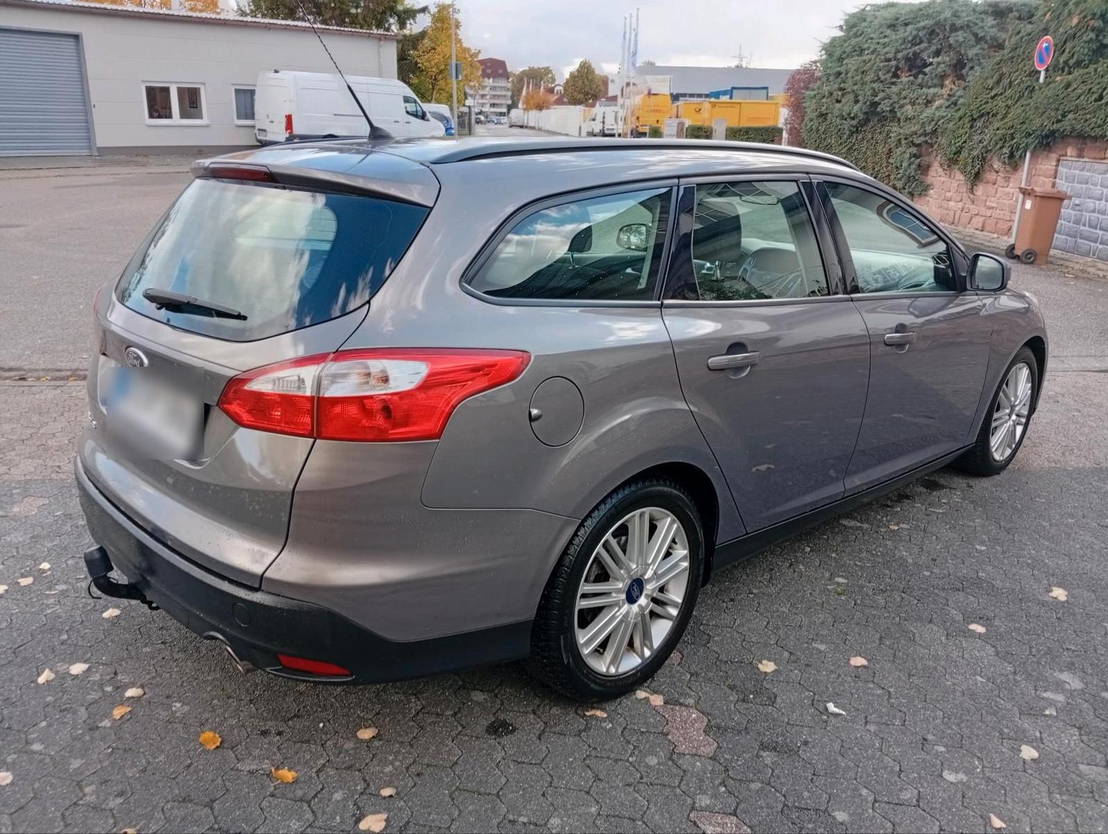 Ford Focus 2013 — interior
