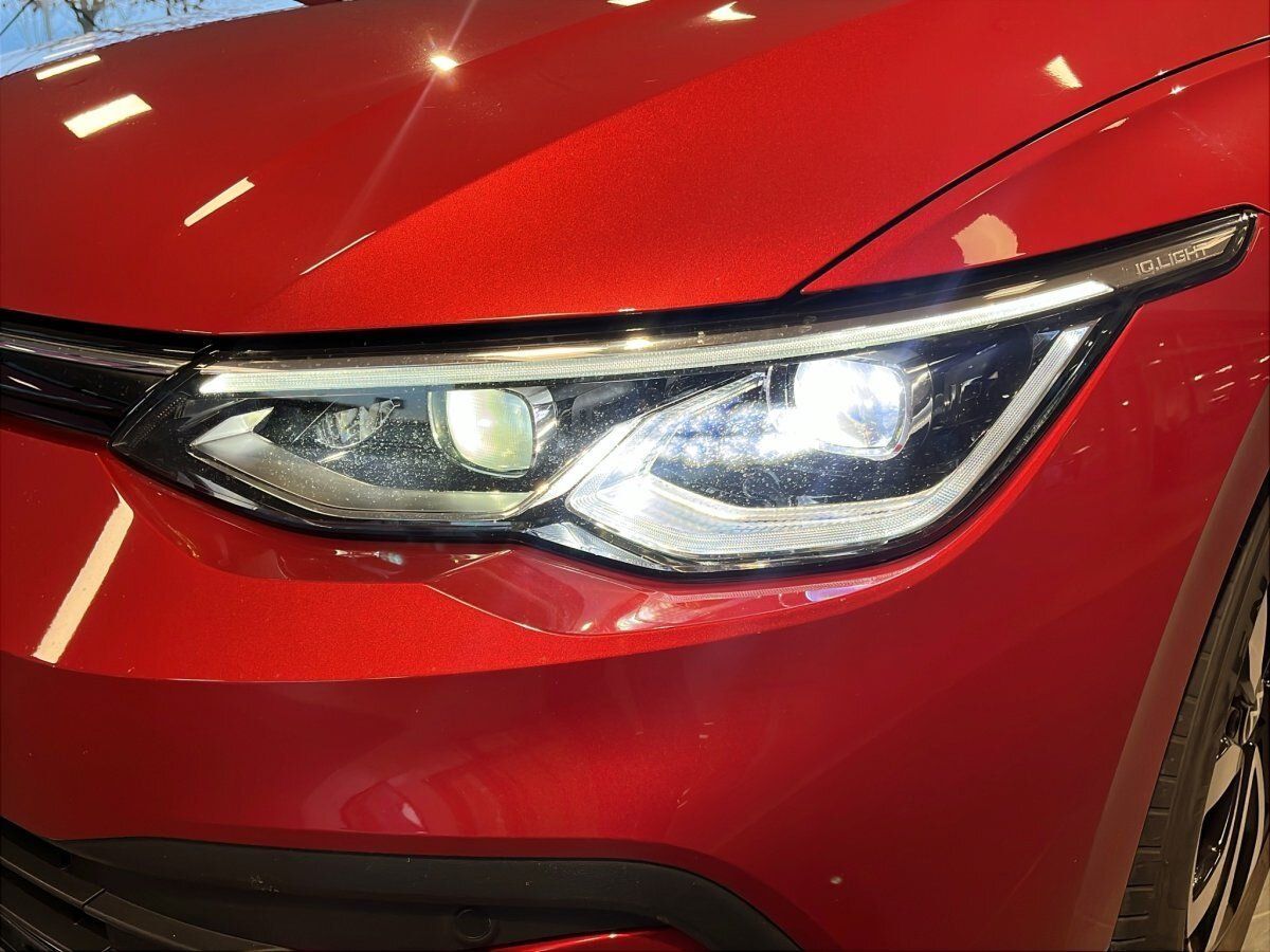 Fahrzeugabbildung Volkswagen Golf Active 1.5 TSI 6-Gang IQ.Light Navi Pano