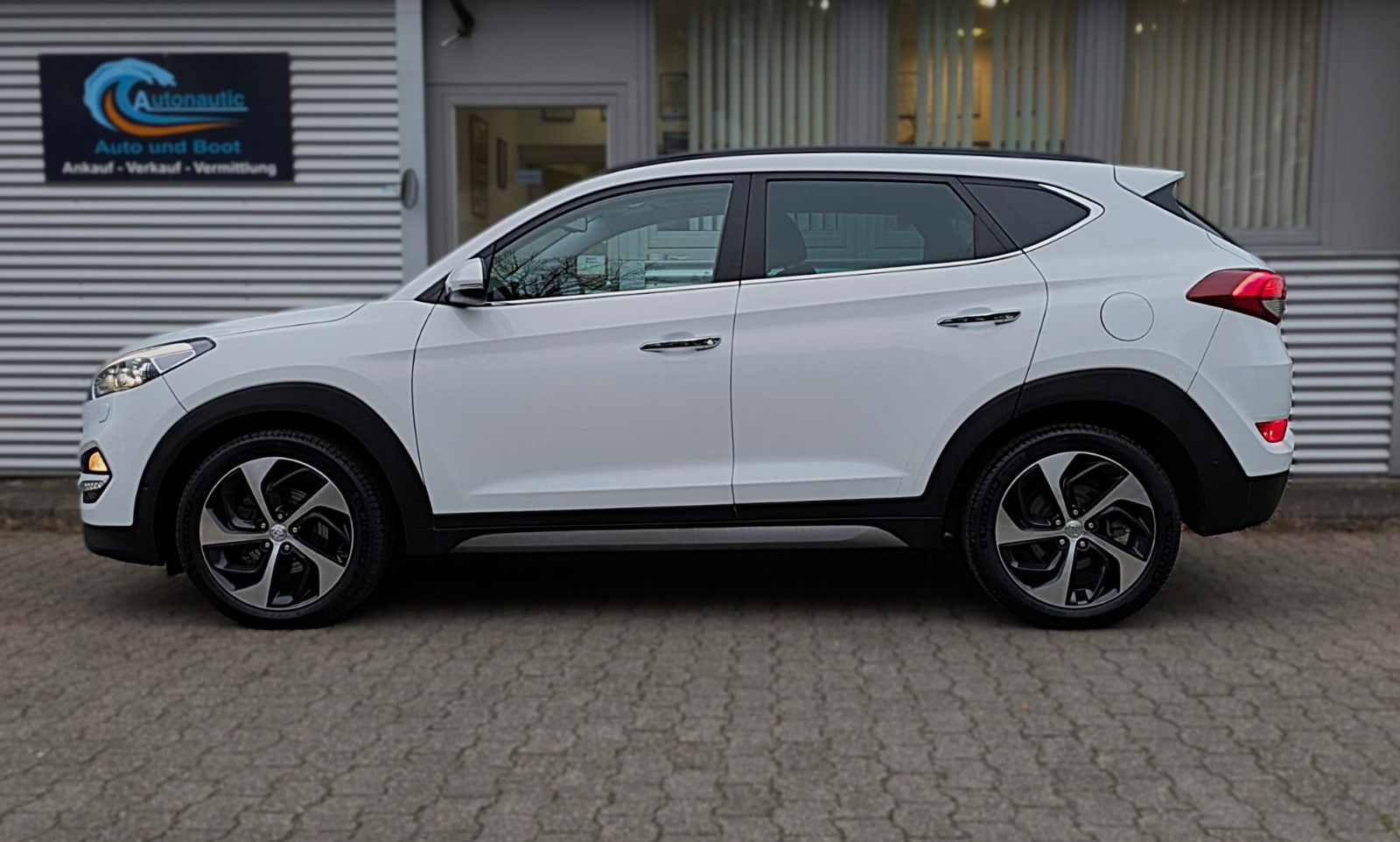 Fahrzeugabbildung Hyundai Tucson PREMIUM 4WD LEDER NAVI PANO PARKASS. LED