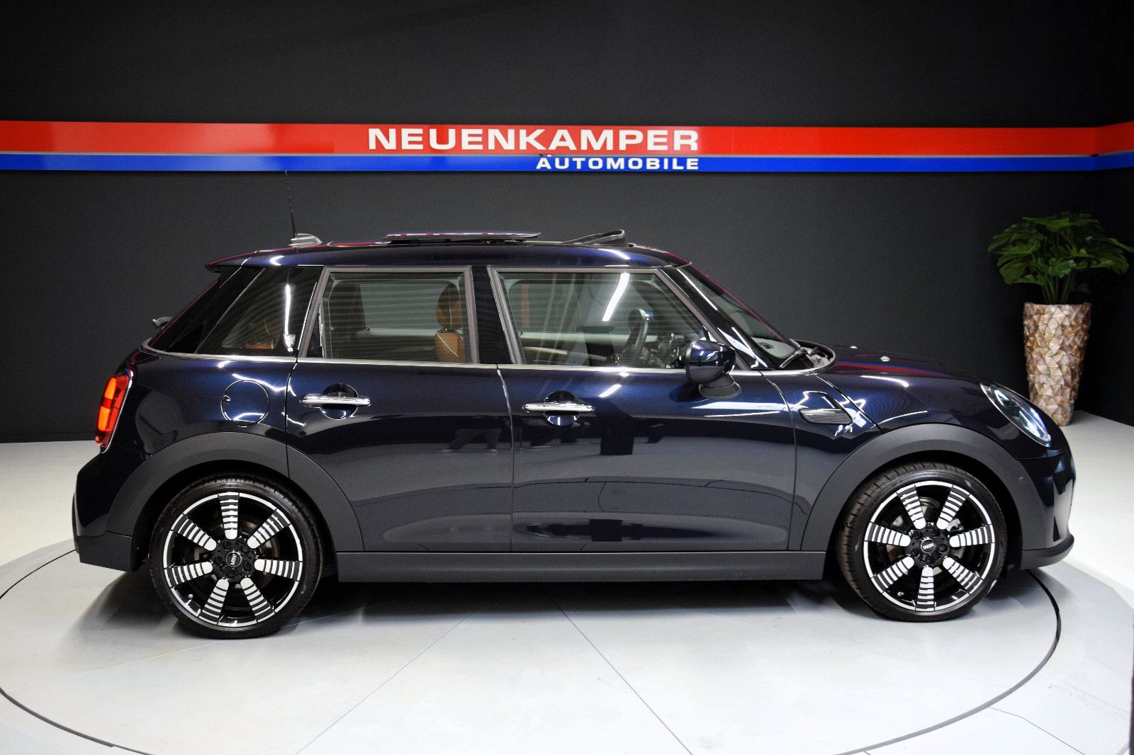 Fahrzeugabbildung MINI Cooper MINI Yours Trim Steptronic Pano Leder HuD